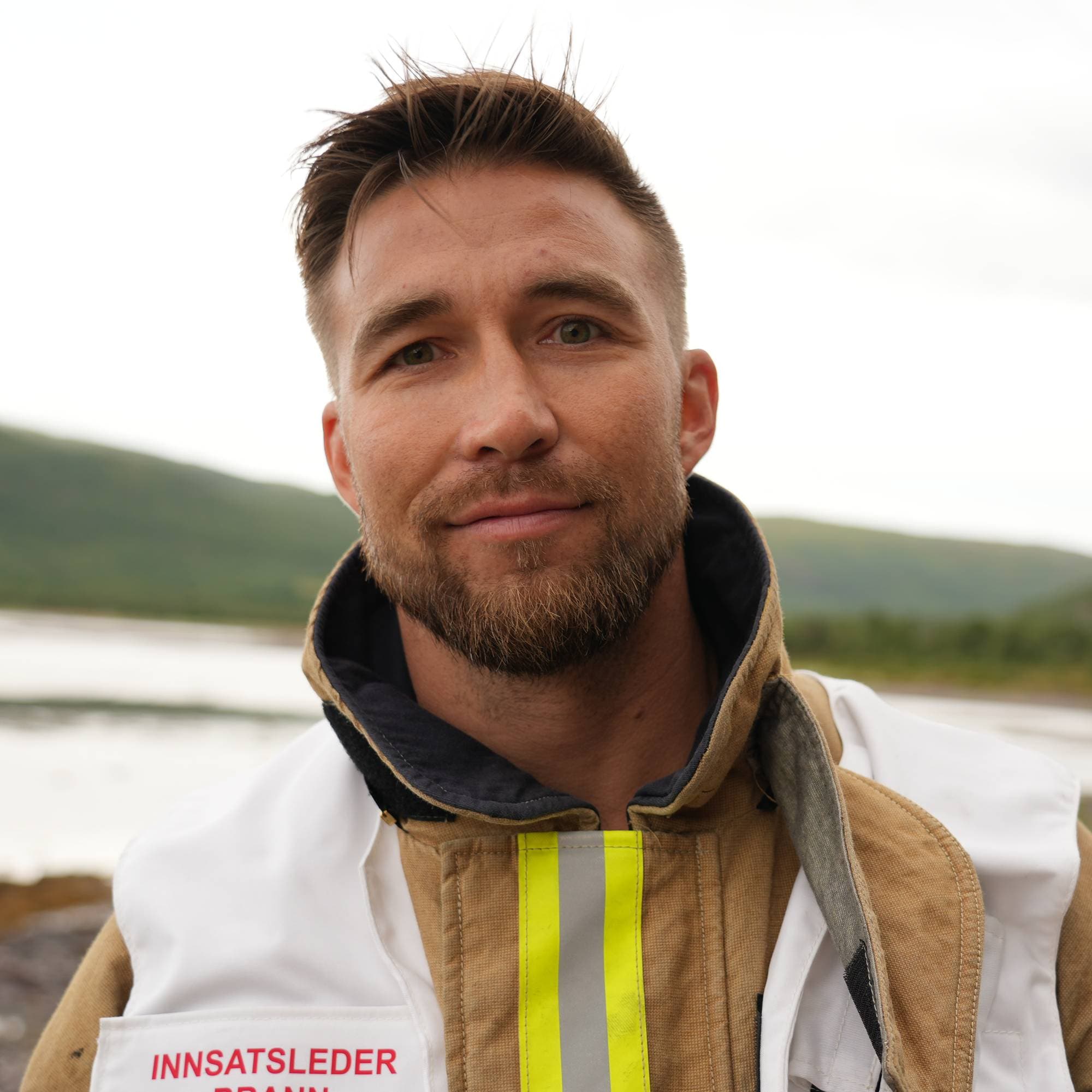 en mann med skjerf (Bildebeskrivelsen er laget av en KI-tjeneste)