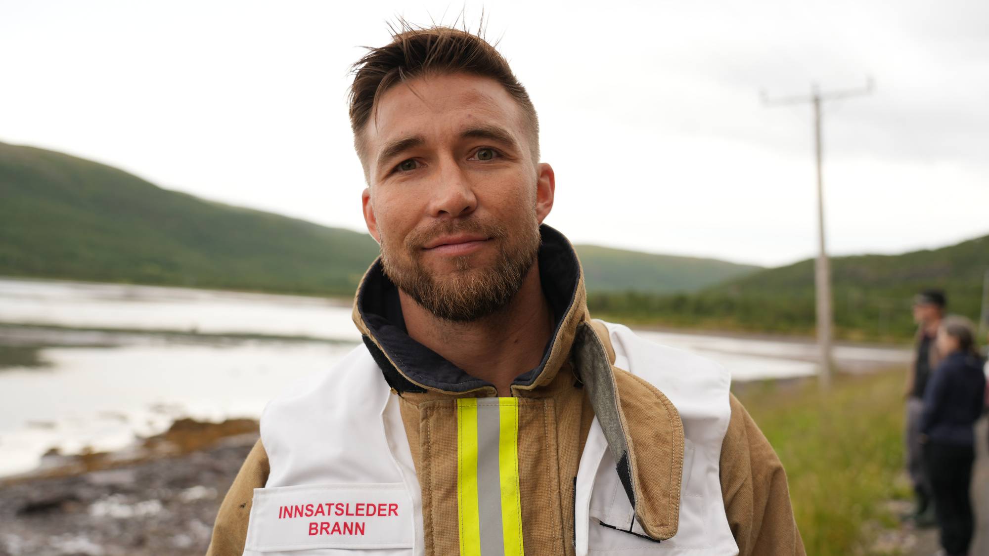 en mann med skjerf (Bildebeskrivelsen er laget av en KI-tjeneste)