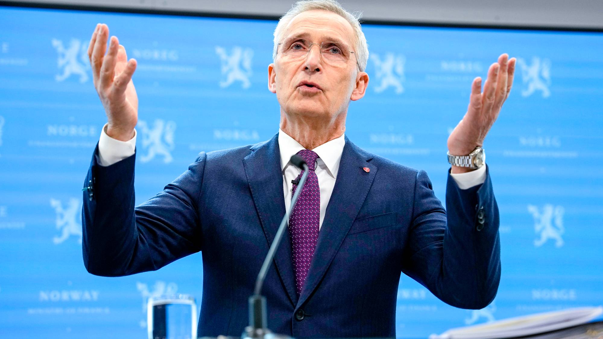 Finansminister Jens Stoltenberg presenterer revidert nasjonalbudsjett
