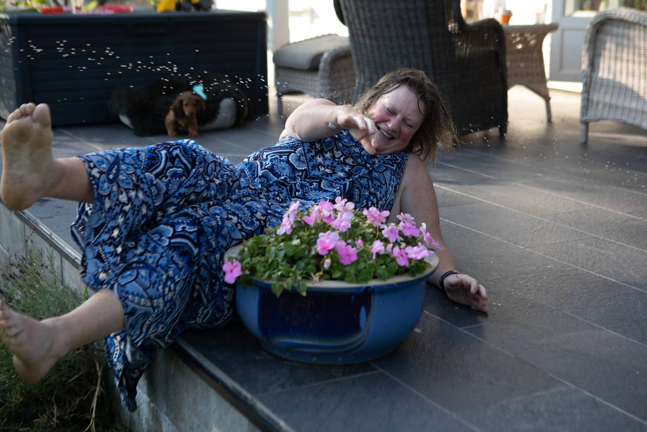 Anne-Grete faller smilene ned på plattingen mens hun blir beskutt av en stråle fra vannpistolen.
