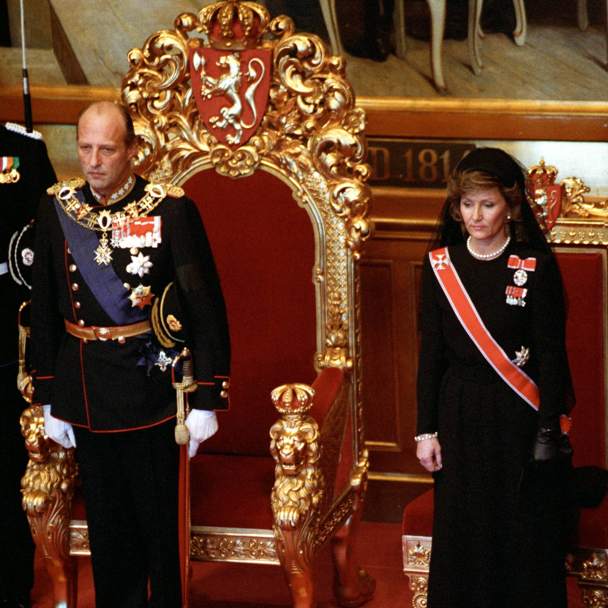 Kong Harald og dronning Sonja stor ved siden av hverandre i stortingssalen under edsavleggelsen i 1991