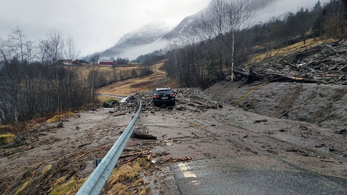 Ekstremvær på Vestlandet: Krisestab, isolerte innbyggere og rødt farevarsel