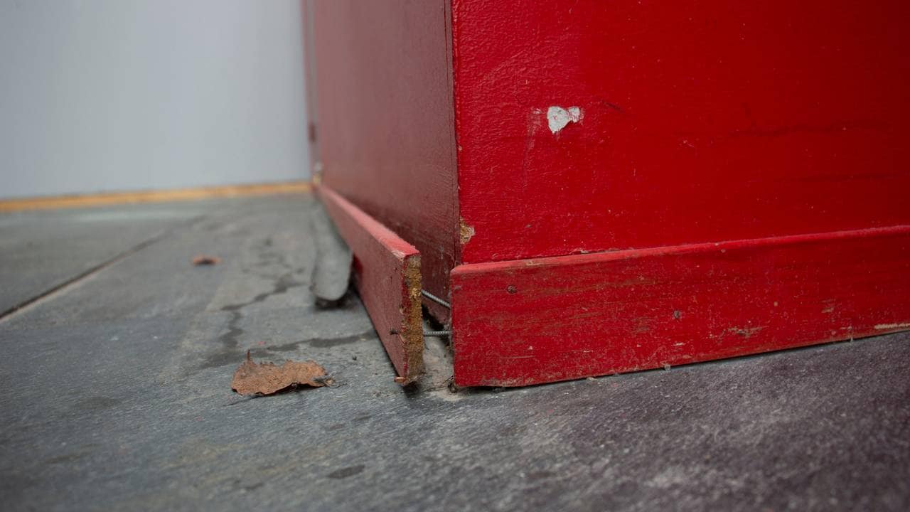 «The Red Box» blei tidlegare brukt som bøttekott. No er fleire ting tatt ut, men framleis oppbevaras det stoler og ein palle her. Det er også støvete og skittent på innsida.