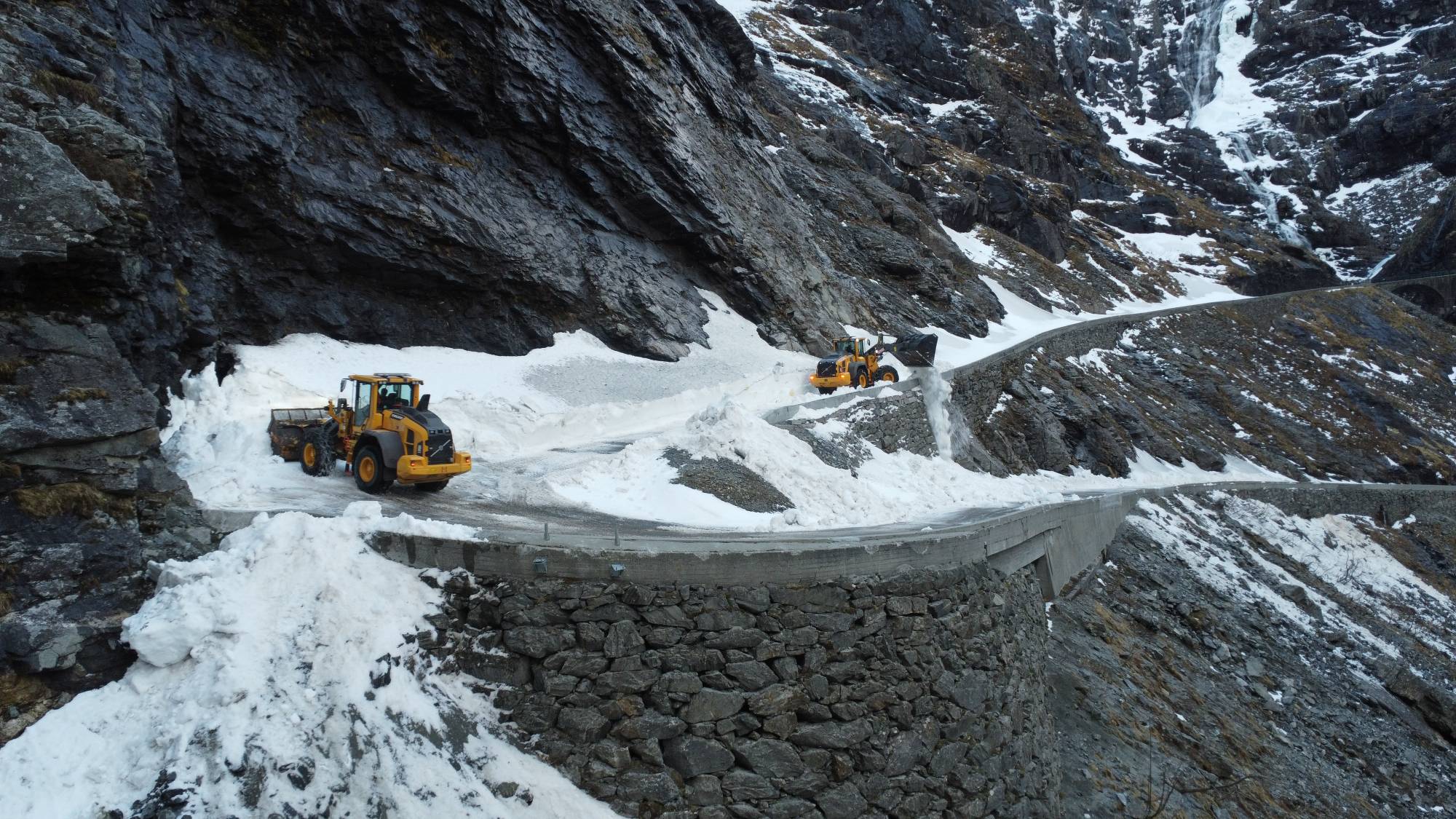 Dronebilde av brøyting på Trollstigen. Det er lite snø i år. Kontrollingeniør Dag Christian Ugseth i Fylkesveg tok bilde av brøytearbeidet med drone