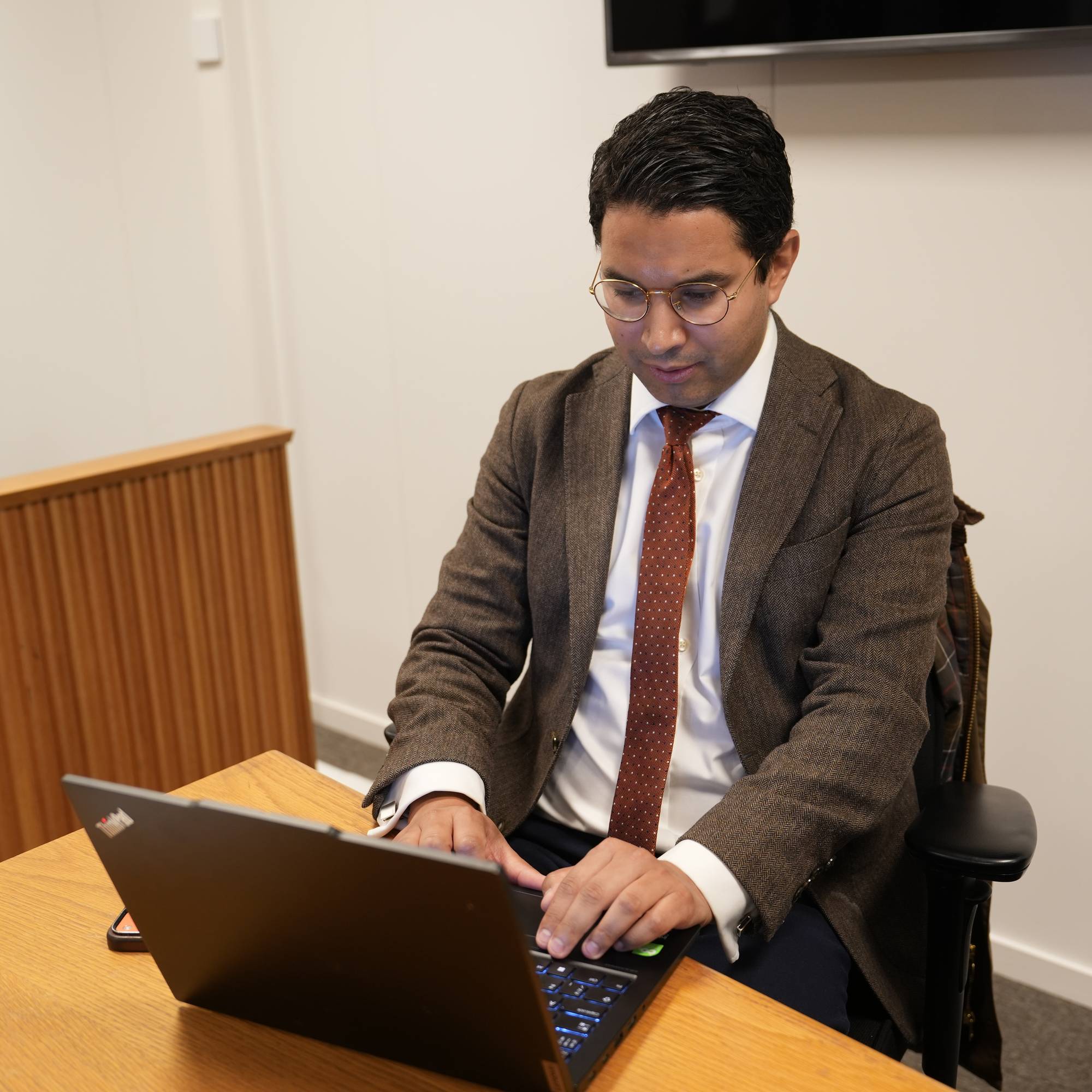 Forsvarar Alexander Gonzalo Sele framføre PC-en sin i rettsmøte. 