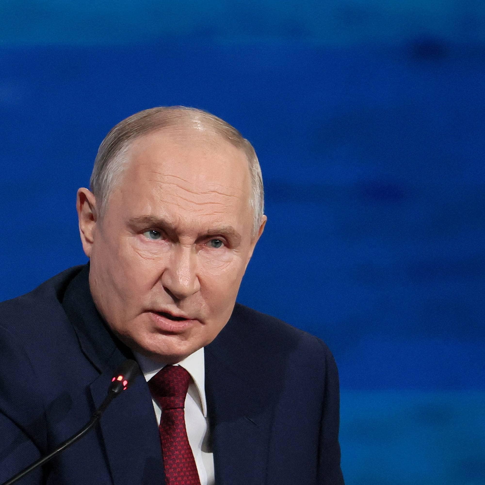 Putin snakker