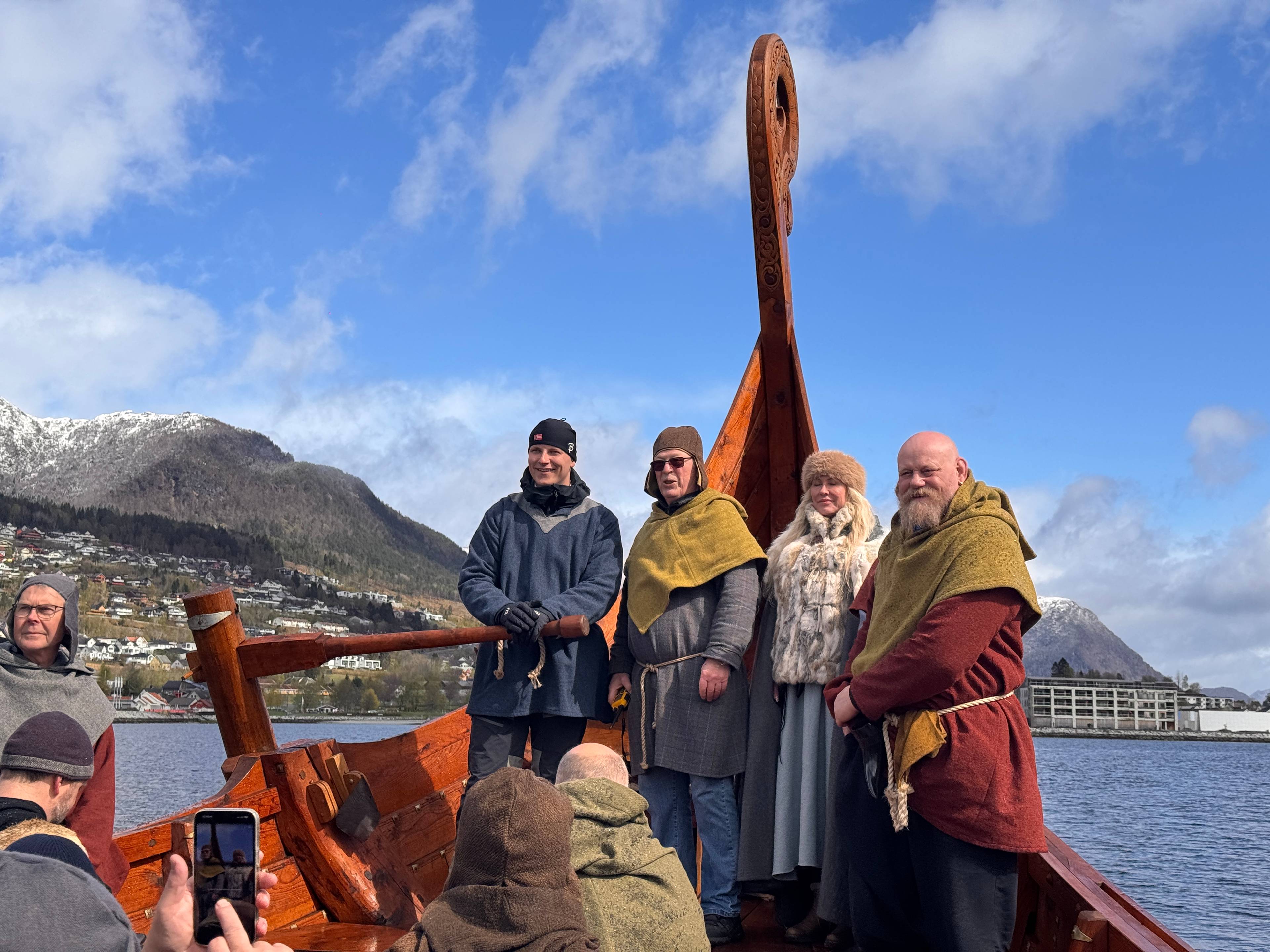 Fir menn i vikingklær på vikingskip