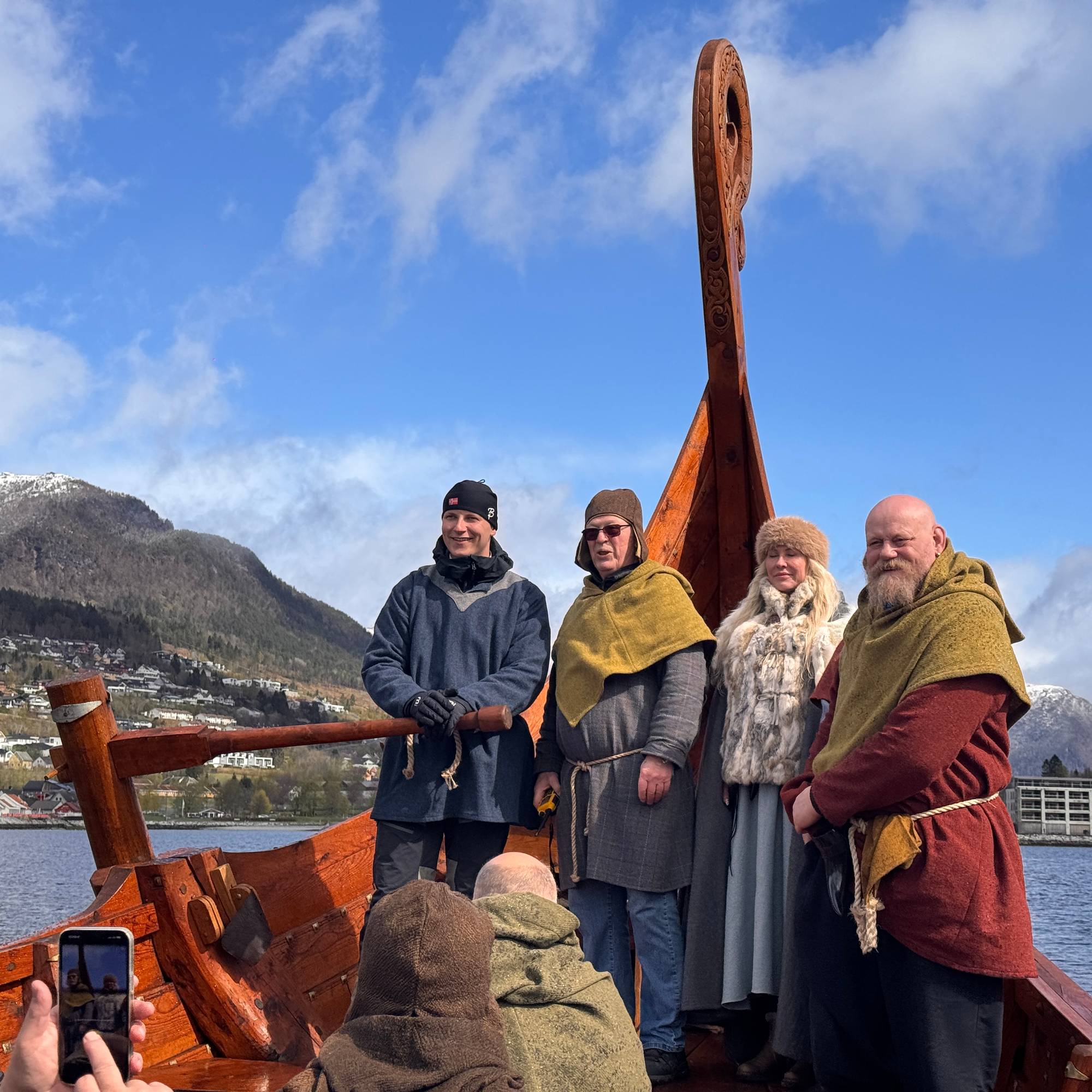 Fir menn i vikingklær på vikingskip