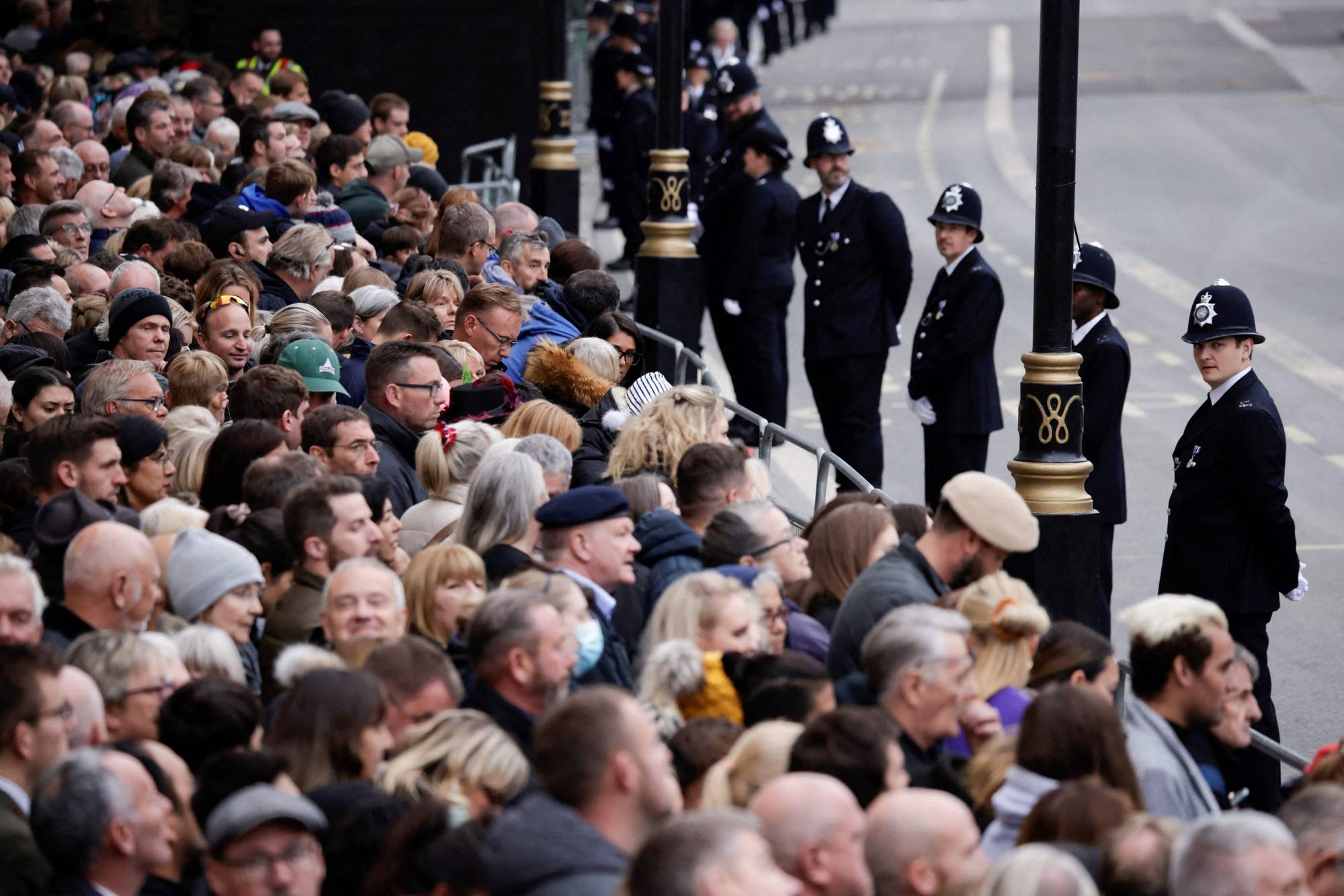 Mennesker som har samlet seg i gatene i London for å følge dronning Elizabeths begravelse.