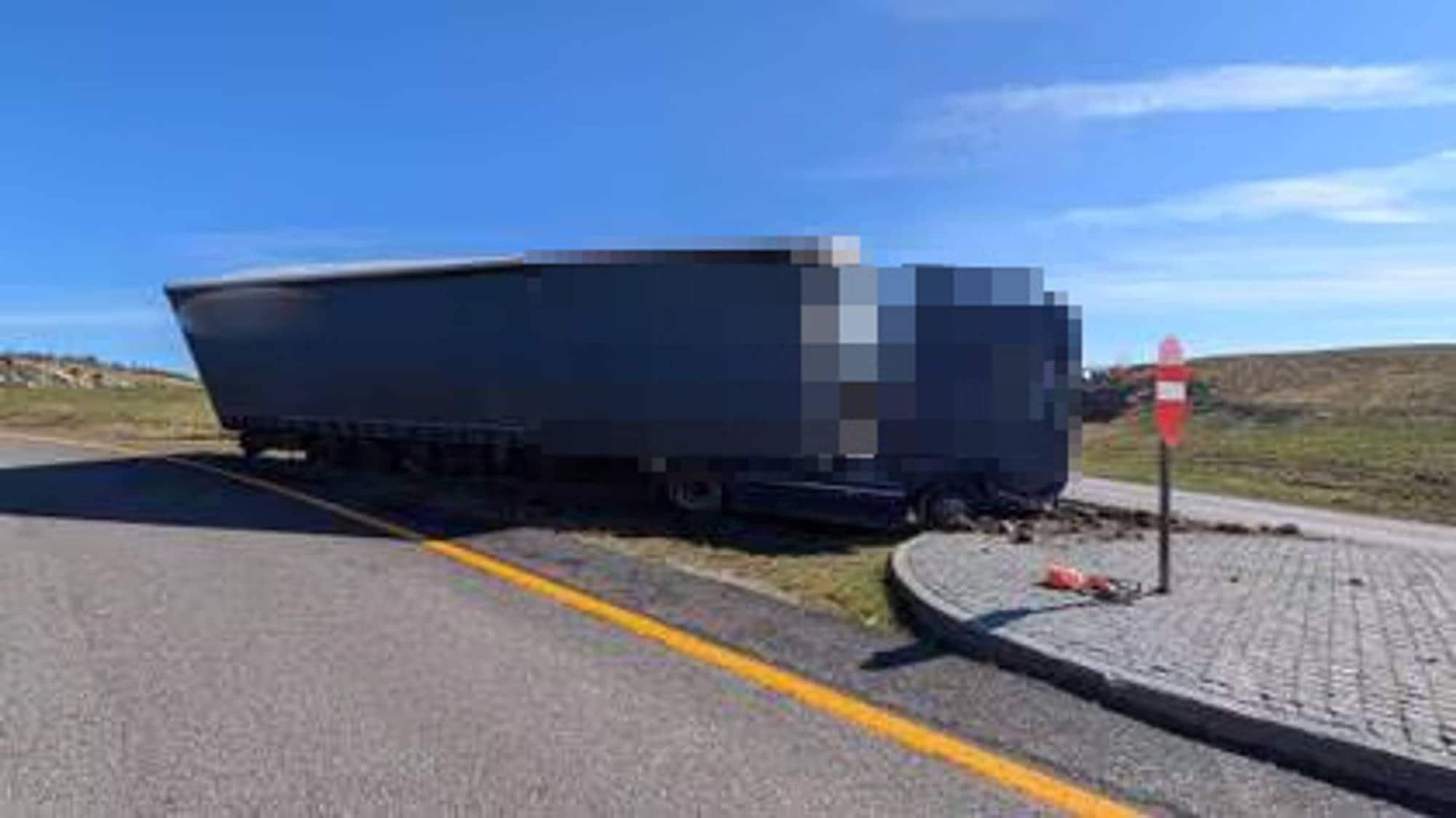 Blå semitrailer i grøfta