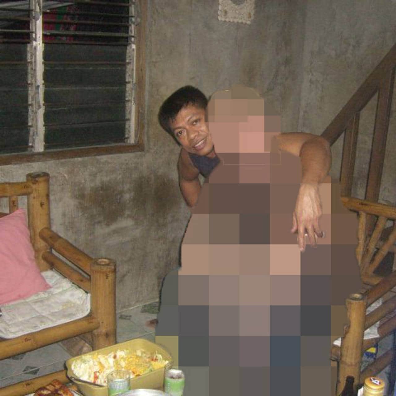 På nettet ligger det mange bilder av en nordmann i slutten av 50-årene på besøk hjemme hos halliken Jerrie Arraz i Manila
