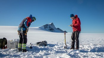 GODE TAL: Målingstala for dei norske breane har dei siste åra vore alarmerande. I år breane fleire stader i landet nesten ikkje krympa, ifølgje NVE. Her frå målinga på Nigardsbreen.
