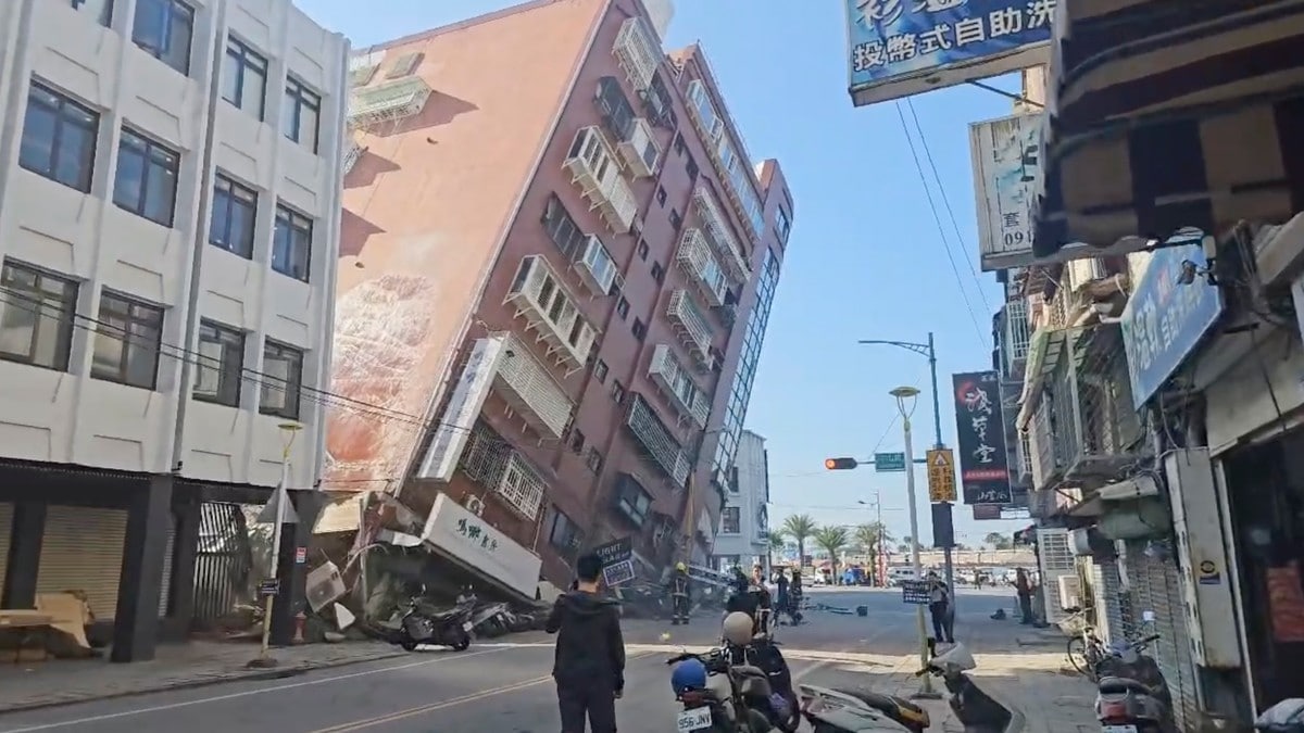 Tsunamivarsel etter kraftig jordskjelv – flere bygninger skal ha rast sammen i Taiwan