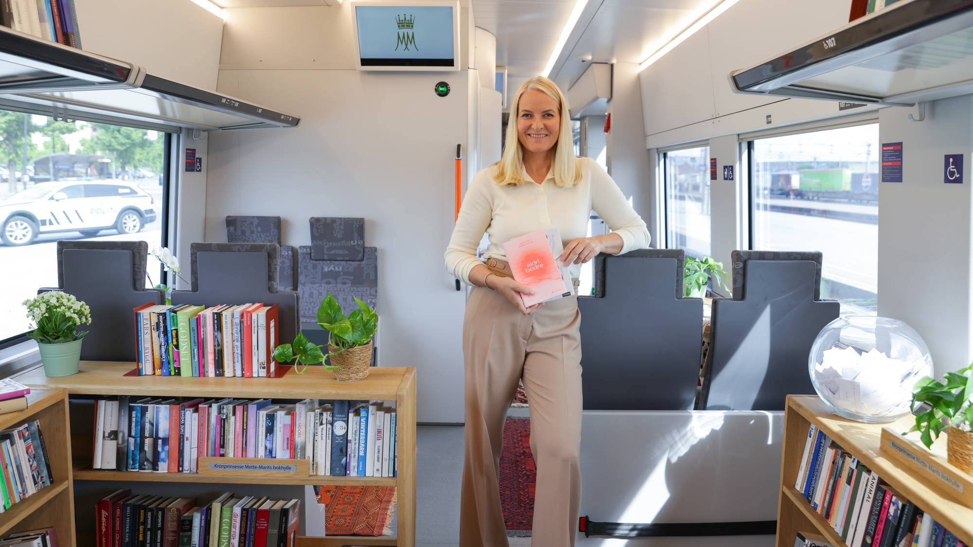 Kronprinsesse Mette-Marit ombord på Litteraturtoget i 2024.