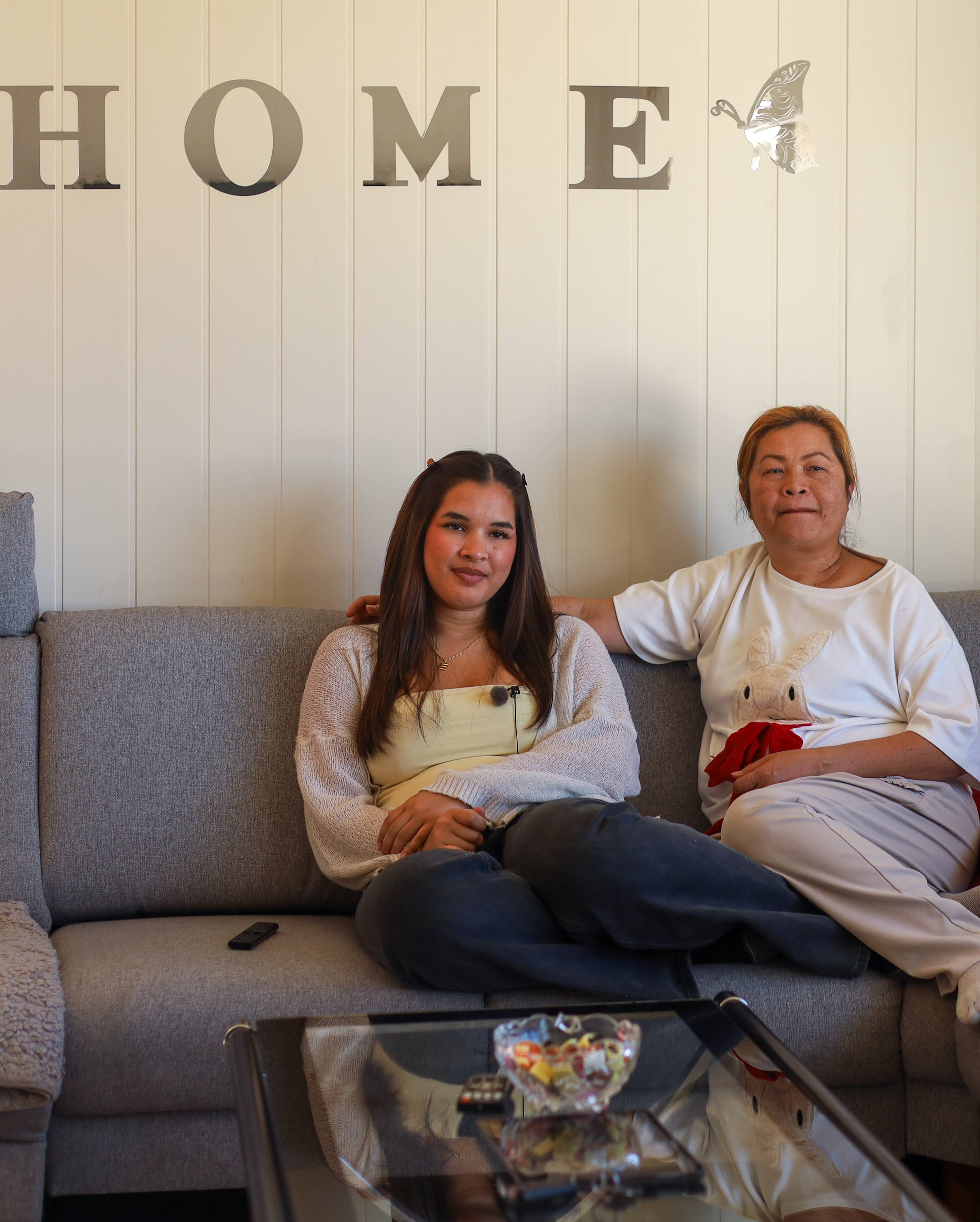 Emma Mortensen sammen med moren Too, Wirudchanee Polyiam sitter i sofaen og ser på TV.