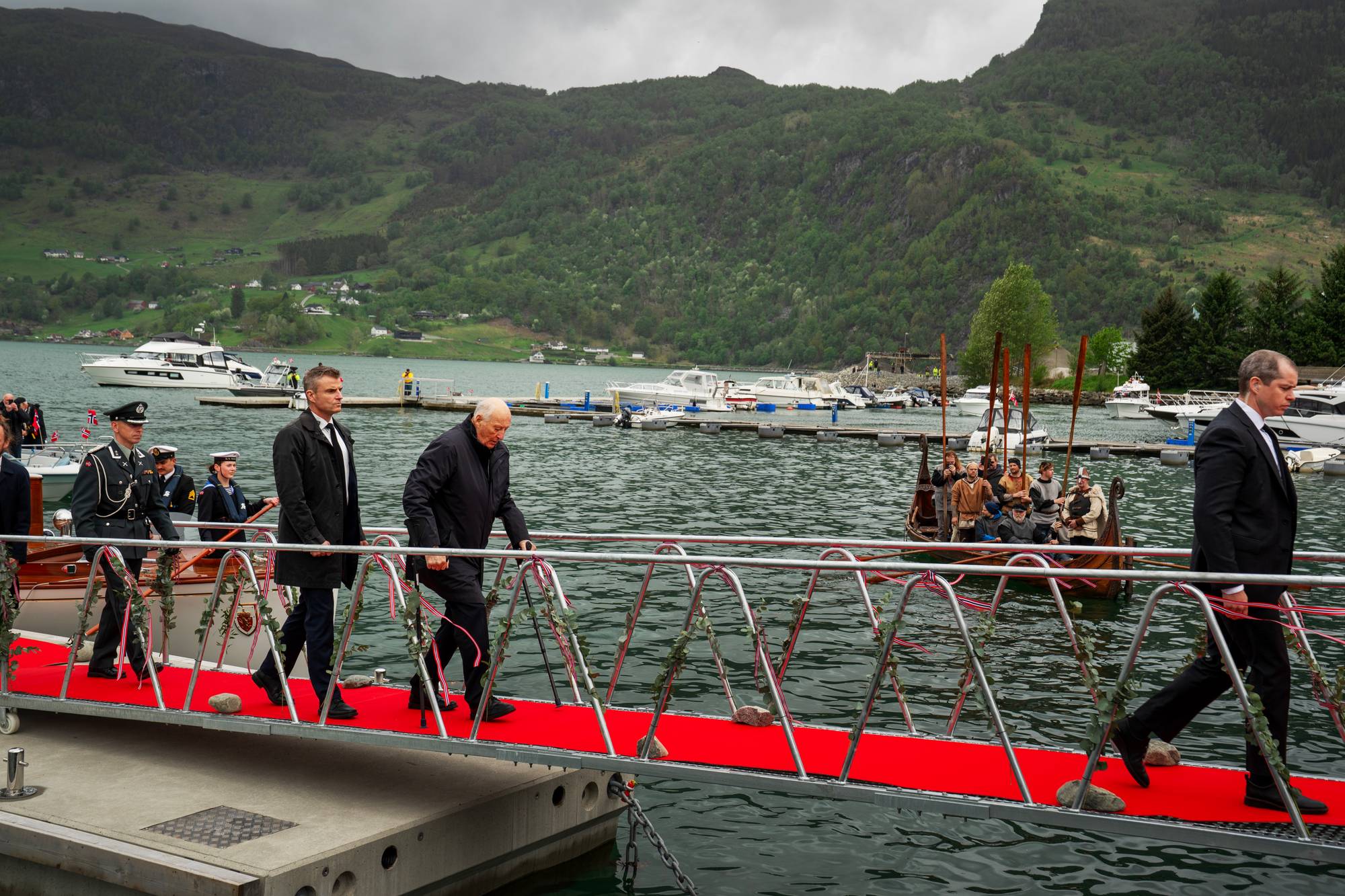 Kong Harald går i land i Etne kommune