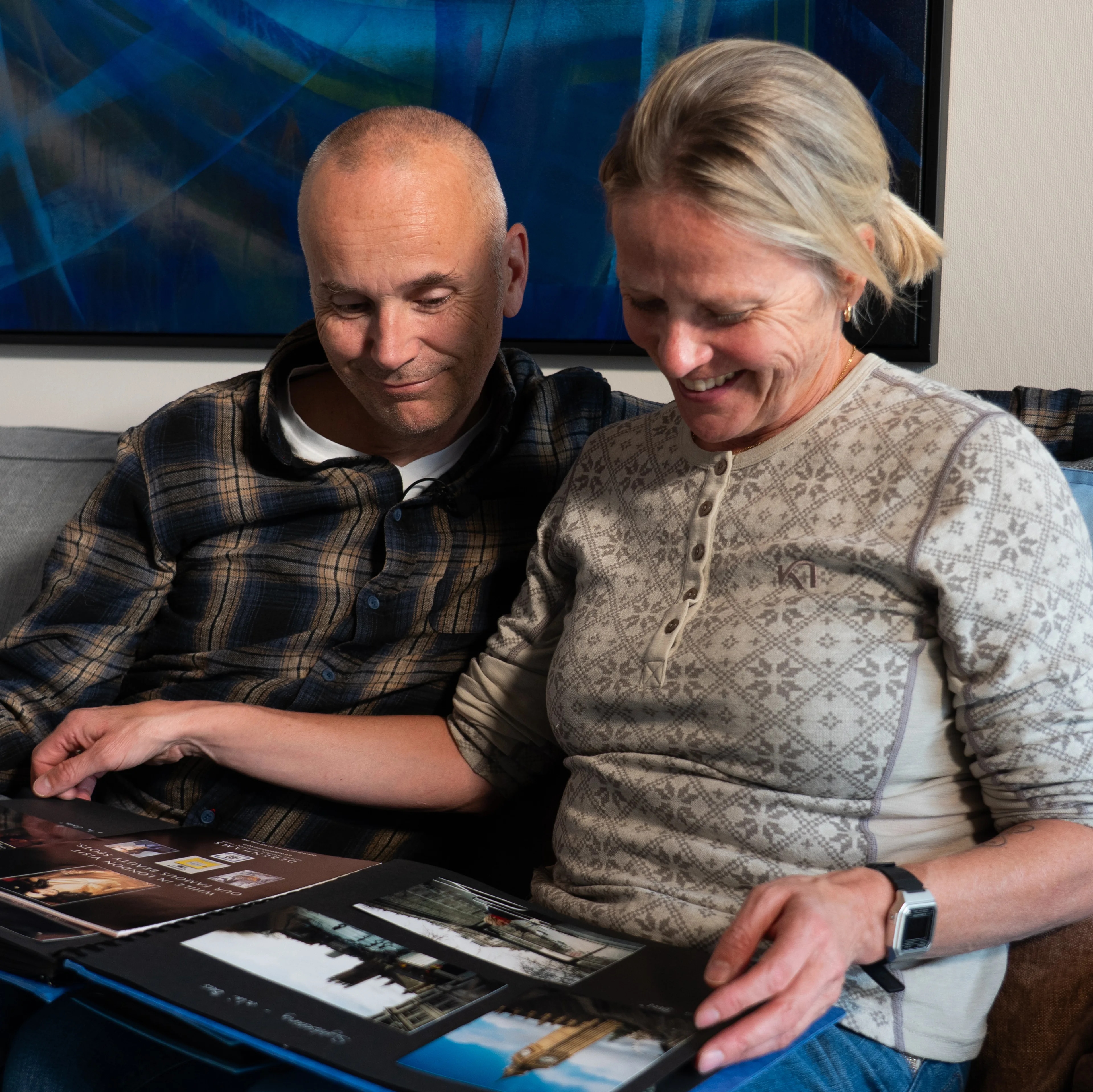 Torger Høsøien og Sissel Bolstad ser på bilder av Jakob