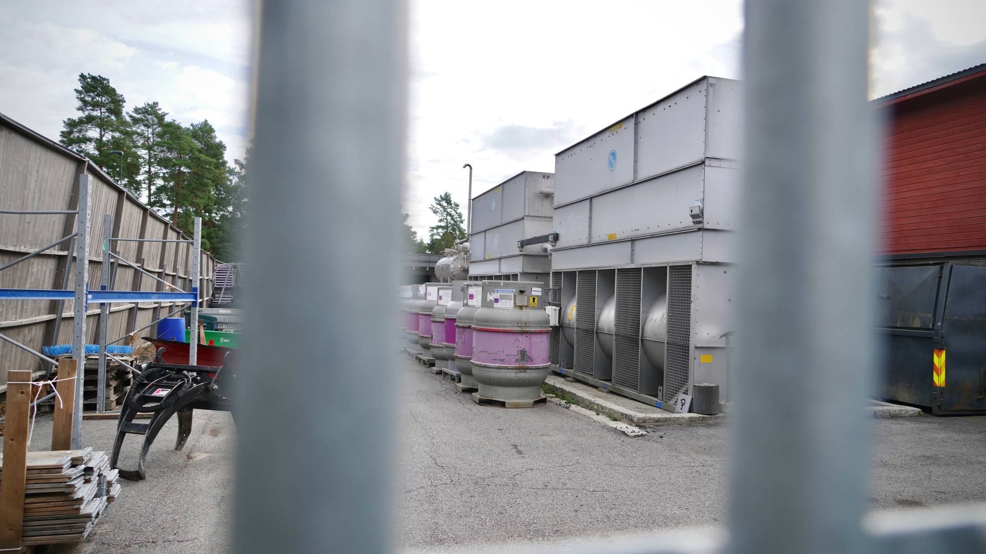 industriområde tatt fra utsiden av et gjerde