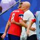 Mike Segar / REUTERS,NTB Erling Braut Haaland får en klem av en trener etter en fotballkamp. Leo Østigård står ved siden av. (Bildebeskrivelsen er laget av en KI-tjeneste)