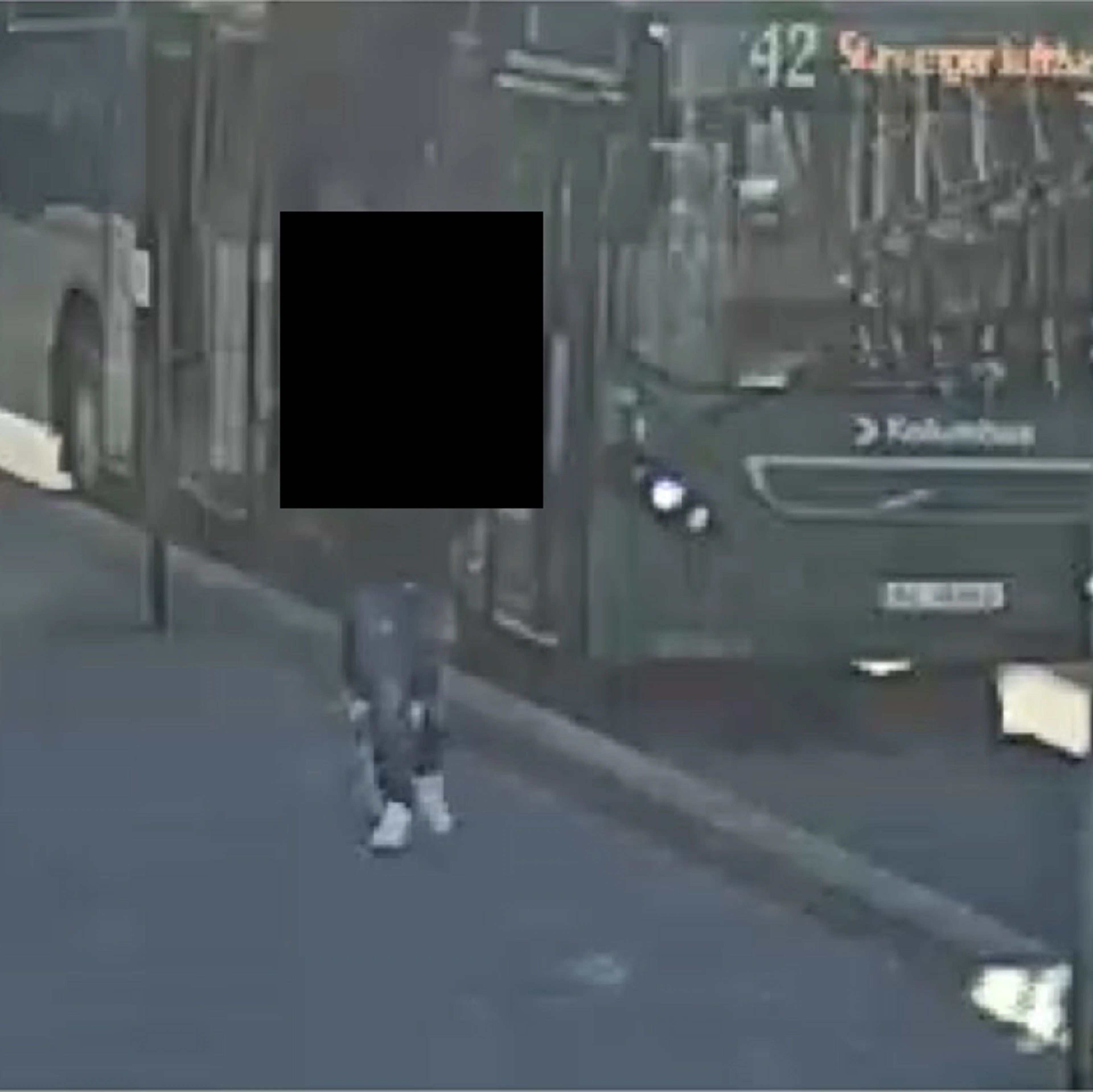 Overvåkningsbilder viser to personer som går bort fra en grønn buss