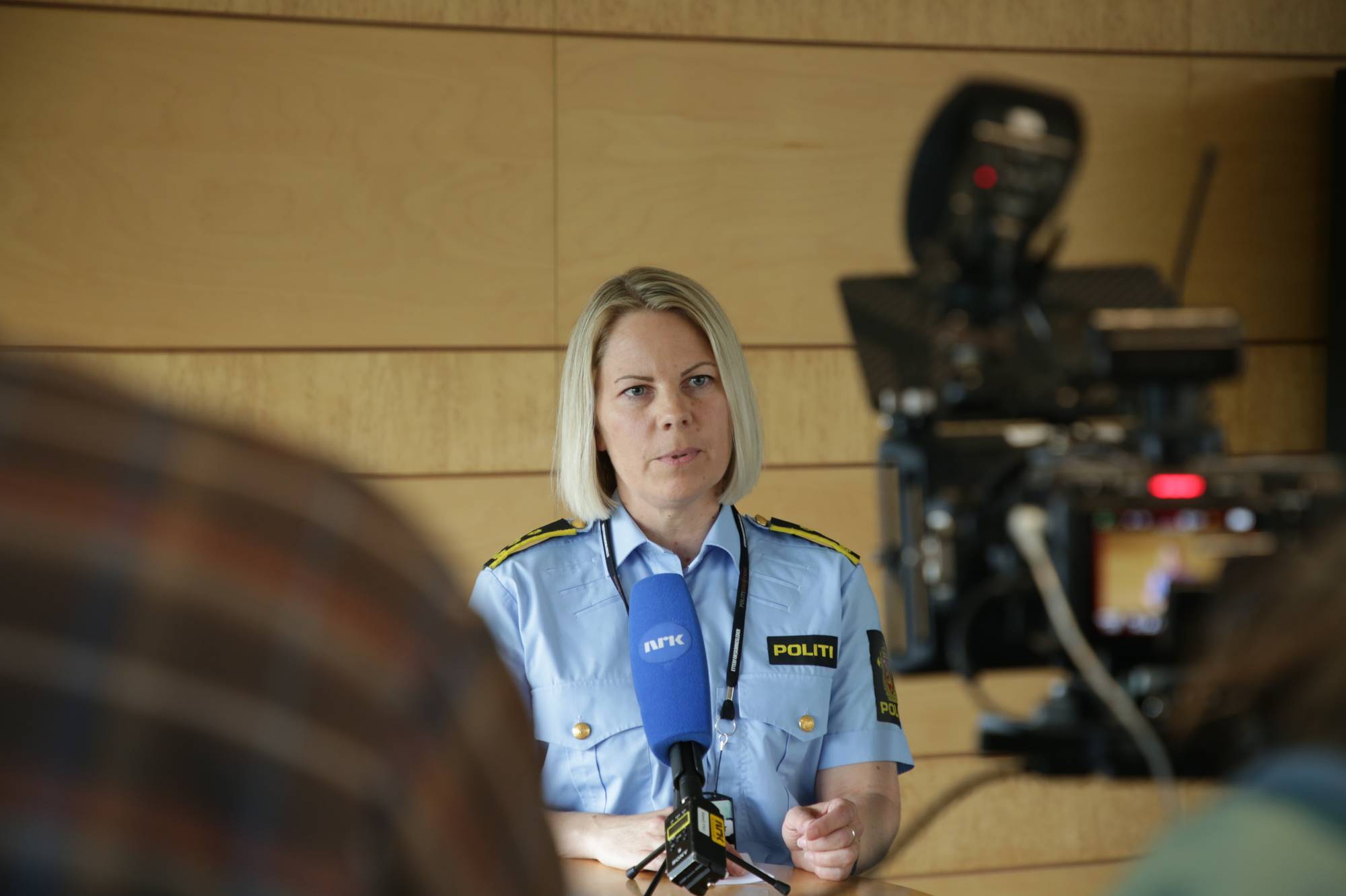 Politiadvokat Ellen Mellemstrand Gimre snakker til media. 