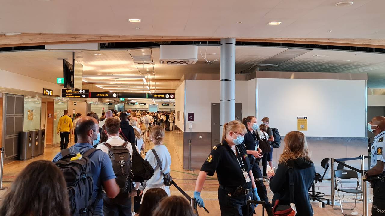 Fredag ettermiddag er det lang kø i grensekontrollen på Oslo lufthavn.