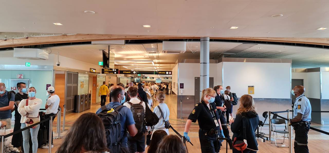 Fredag ettermiddag er det lang kø i grensekontrollen på Oslo lufthavn.