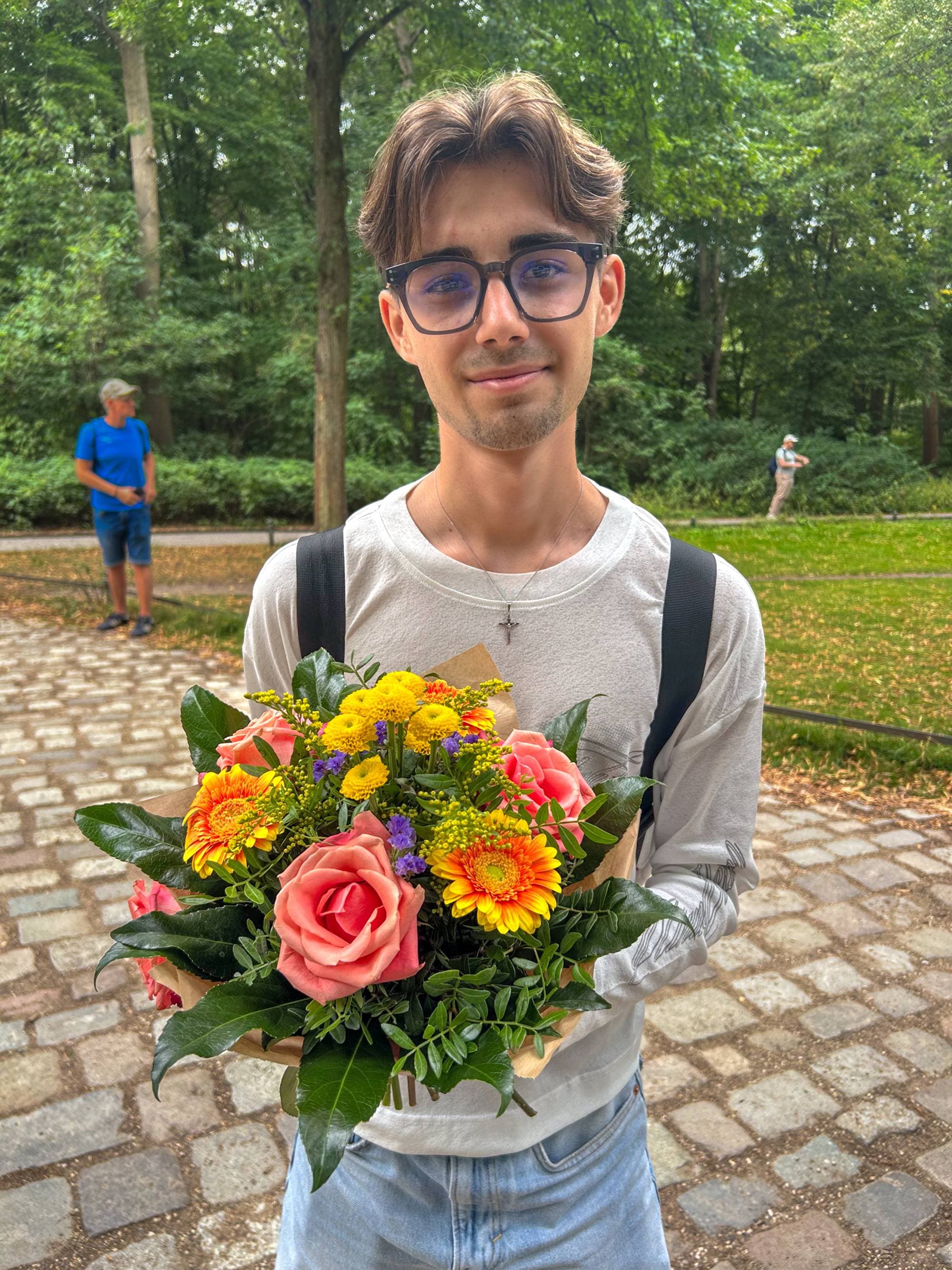 mann med blomsterbukett i Tiergarten.