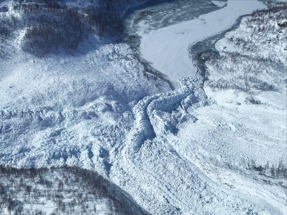 Se de spektakulære bildene av isproppen: – Kan gi tsunami-effekt