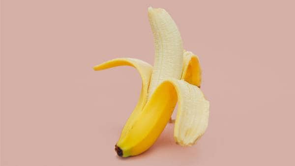 Et bilde av en banan på rosa bakgrunn