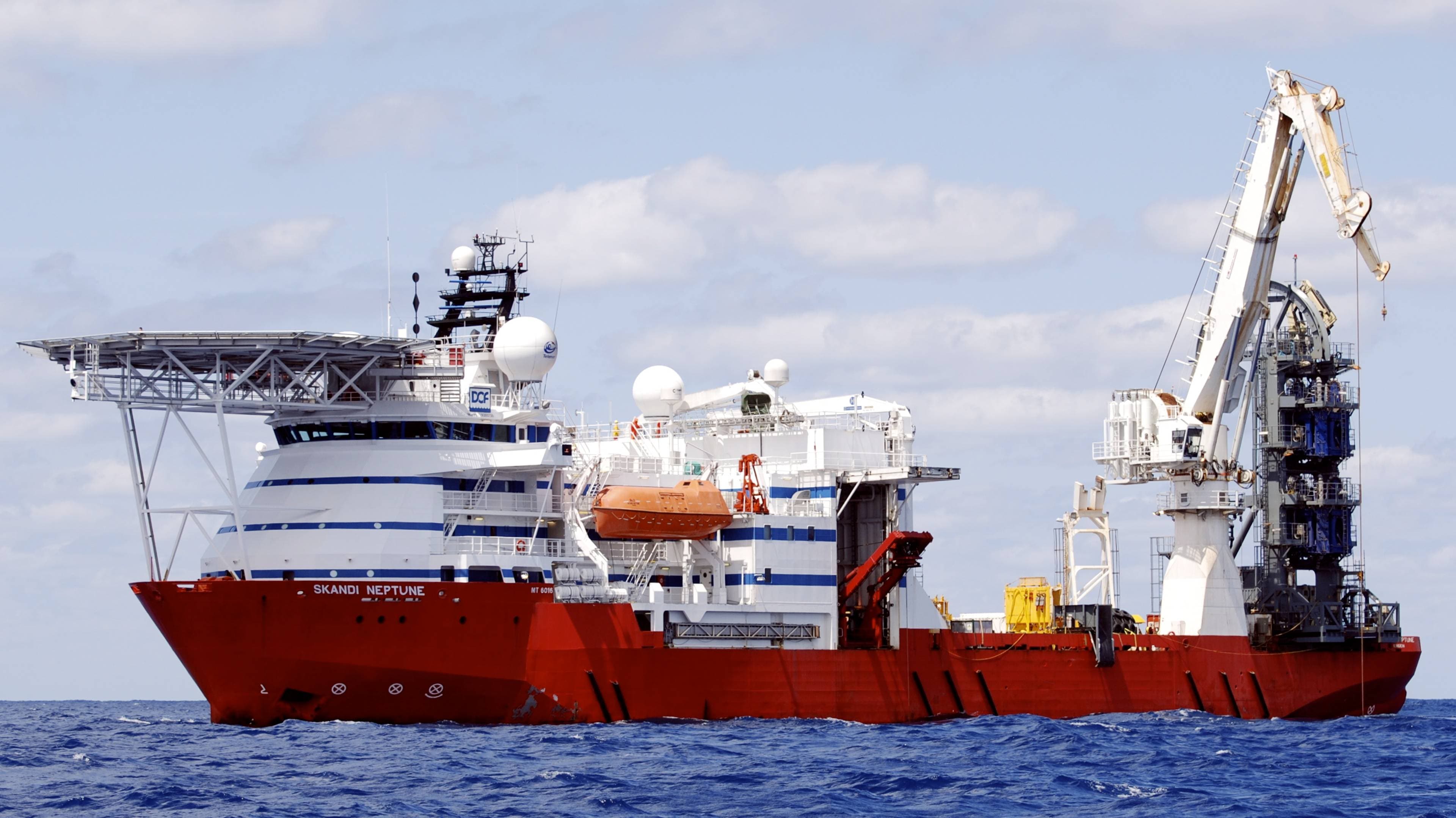 Skipet Skandi Neptune eies av rederiet DOF. Skipet er rødt og hvitt.