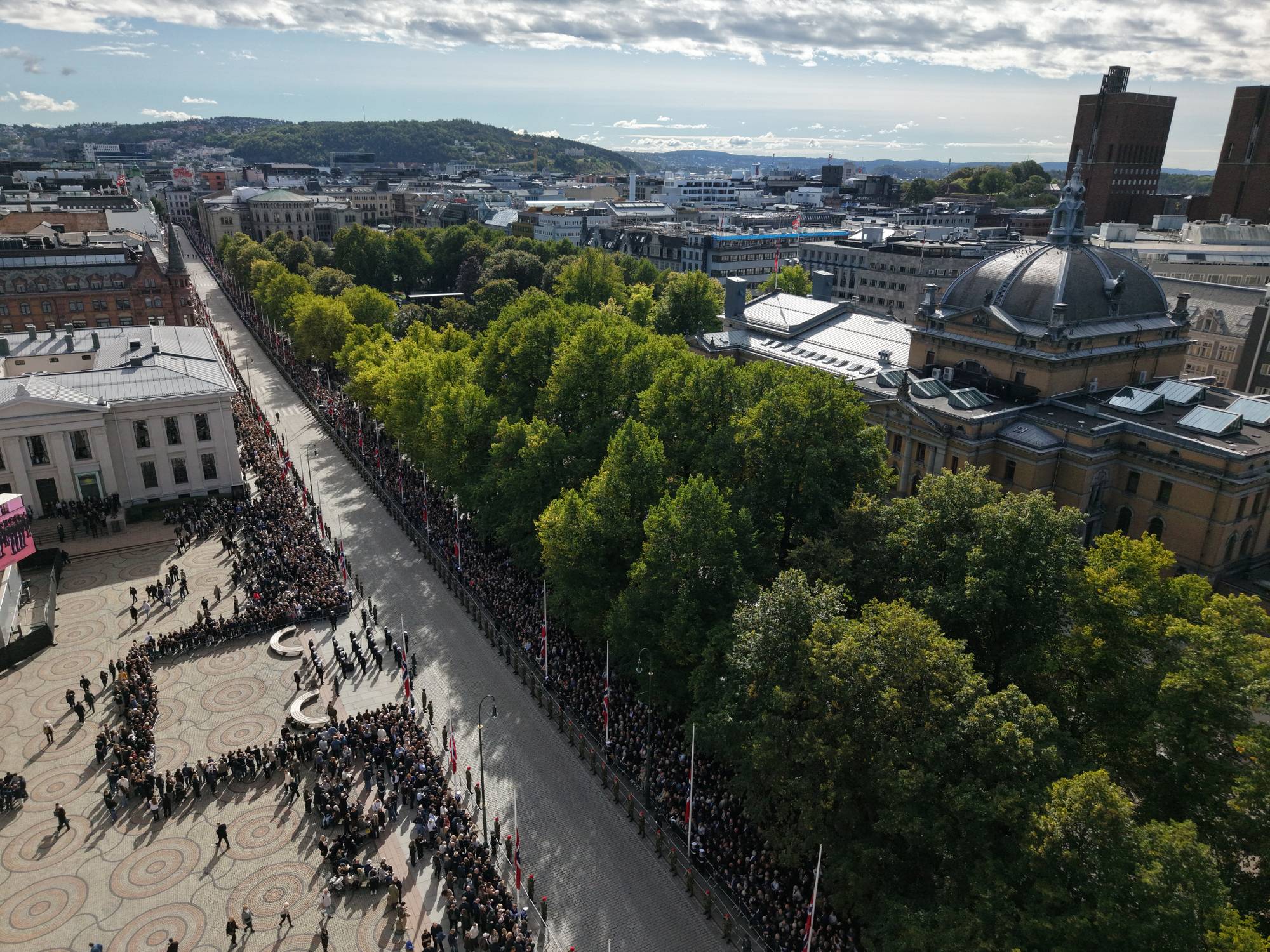 Dronebilder fra Kongens begravelse. Slottet, slottsplassen, Akershus festning, Stortinget, Nationaltheatret, folkemengder