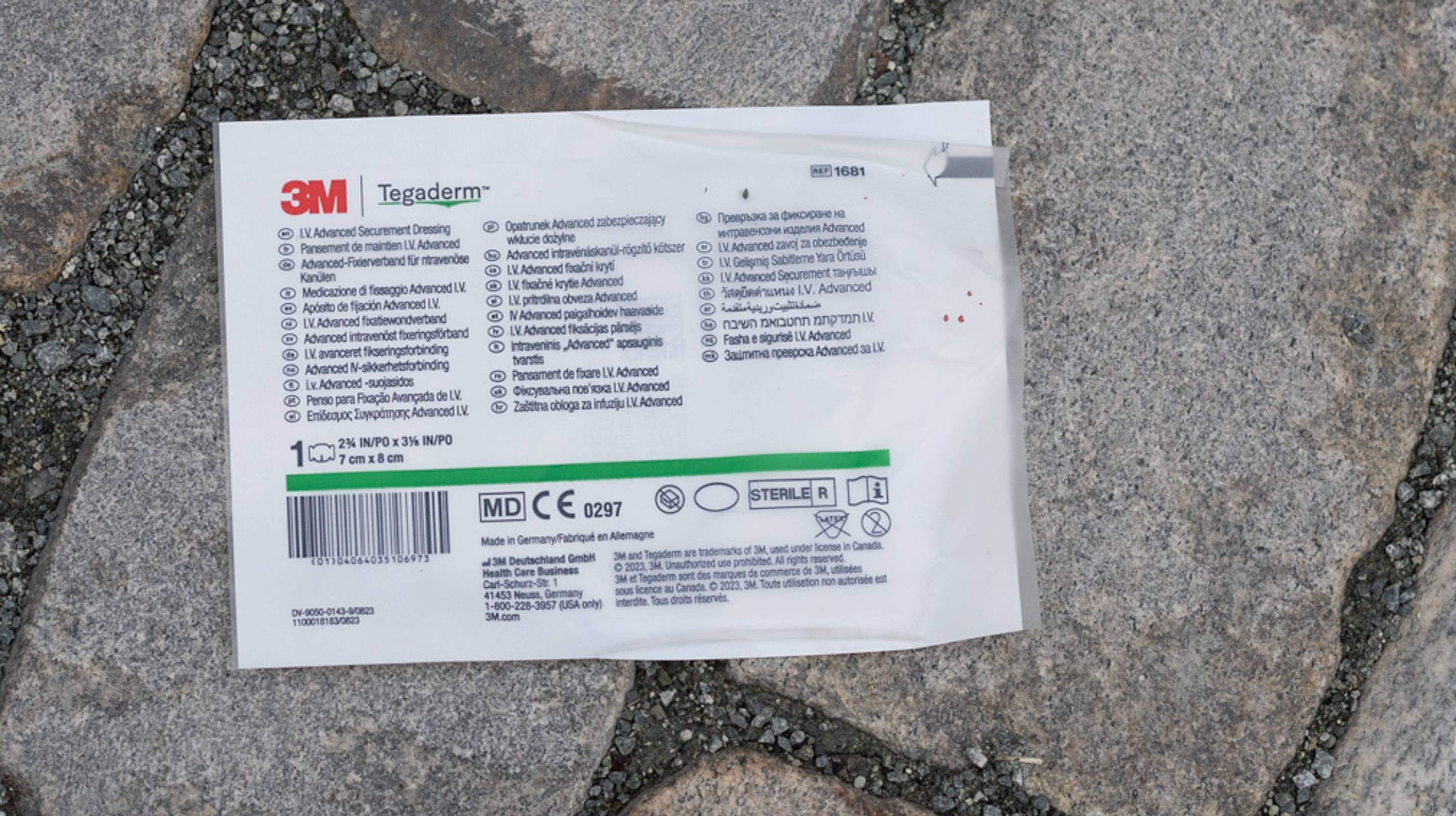 Emballasje til medisinsk utstyr ligger på et underlag av brostein