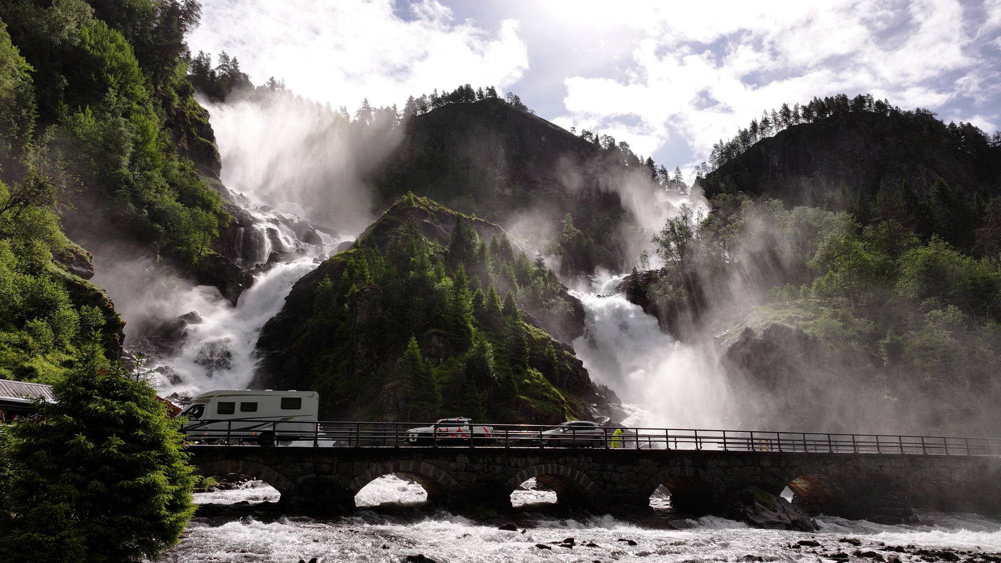 Trafikk ved Låtefoss