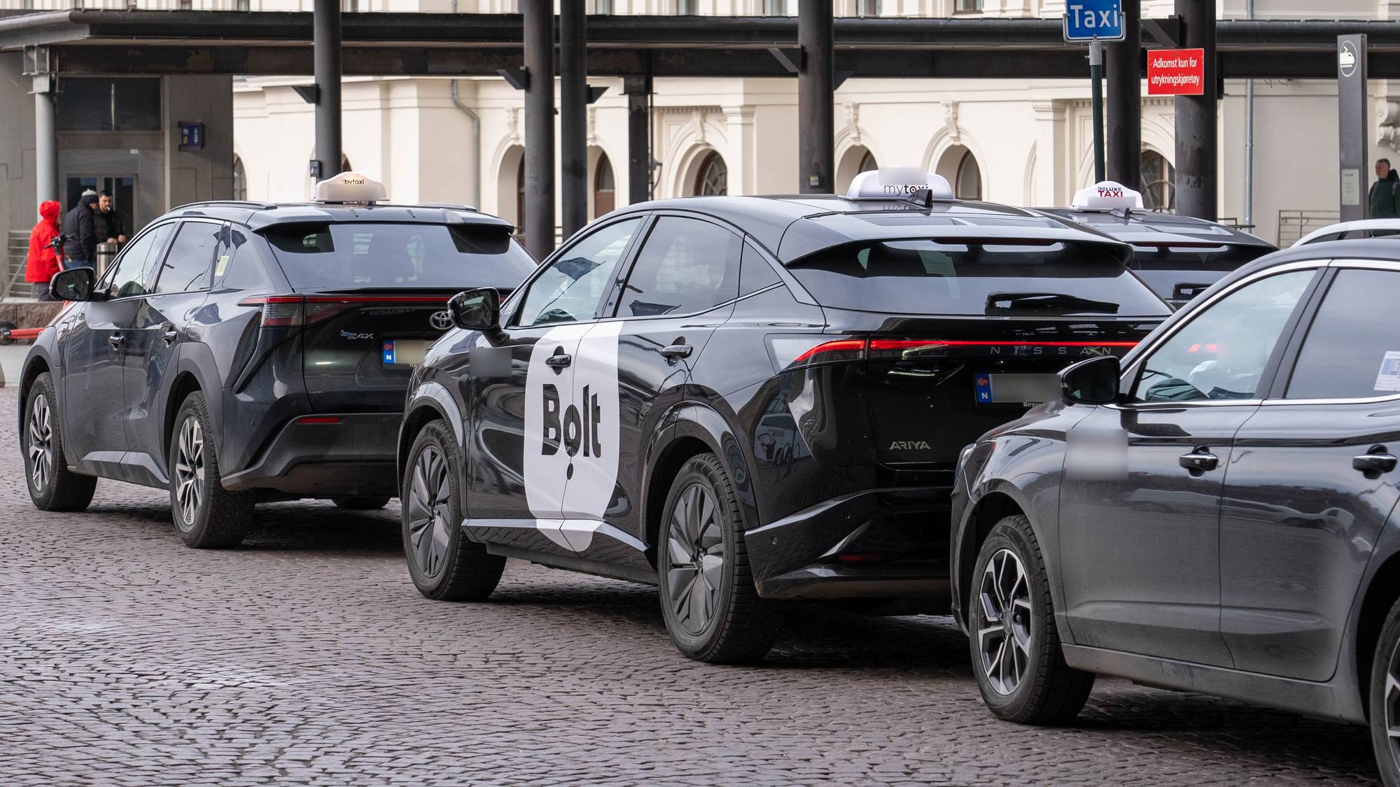 Flere taxier står oppstilt utenfor Oslo S