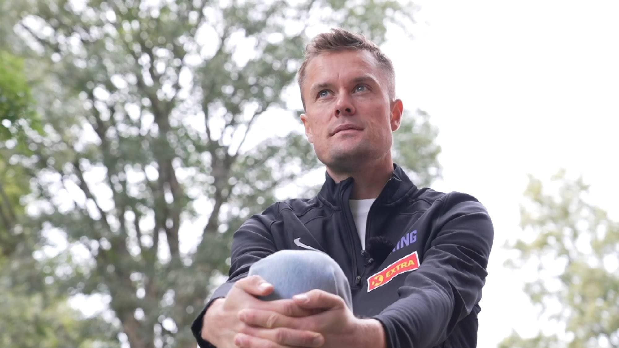 Filip Ingebrigtsen ser fremover mens han holder seg på kneet.