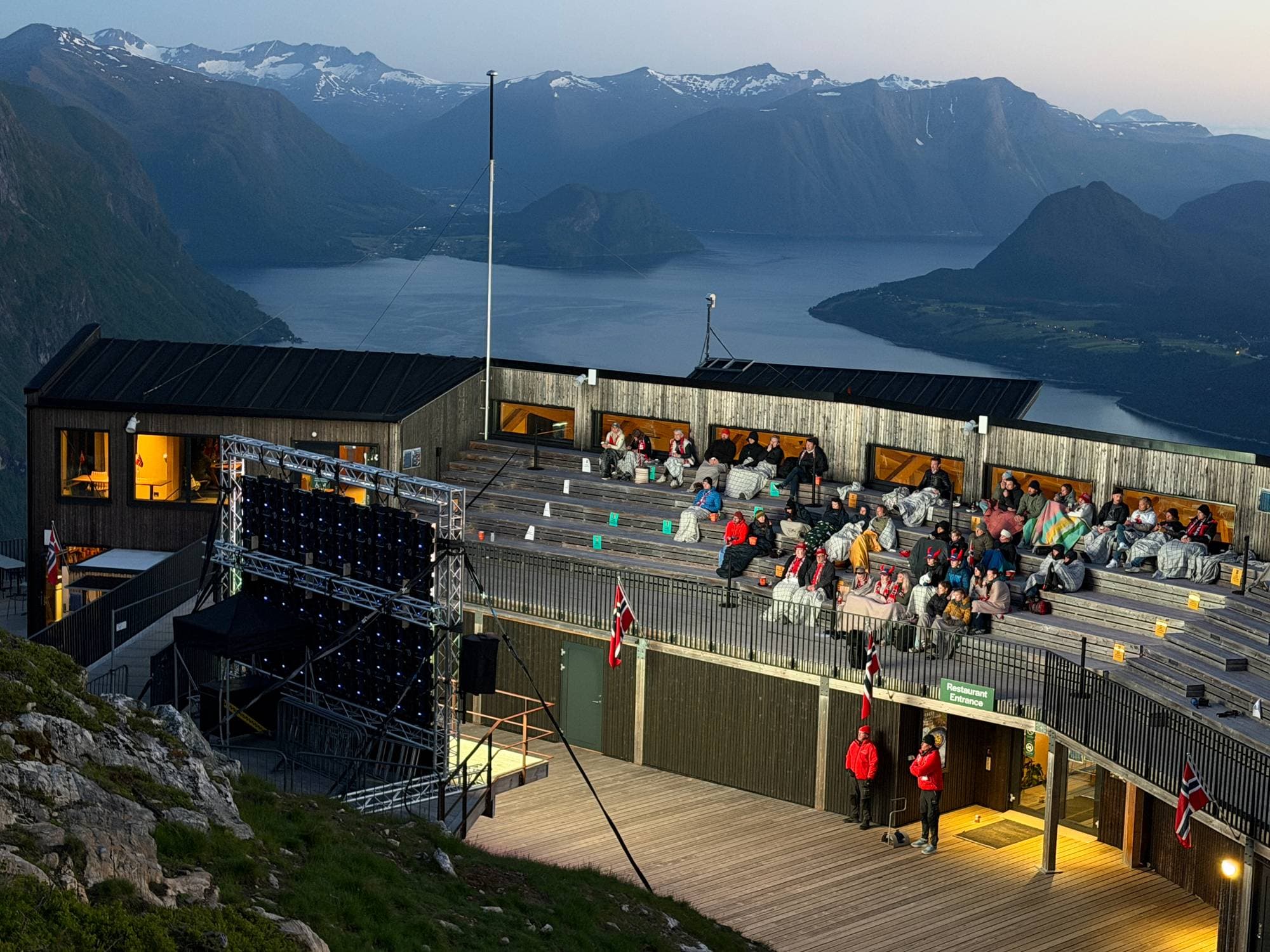 storskjerm er satt opp med utrolig utsikt mot fjell og fjord