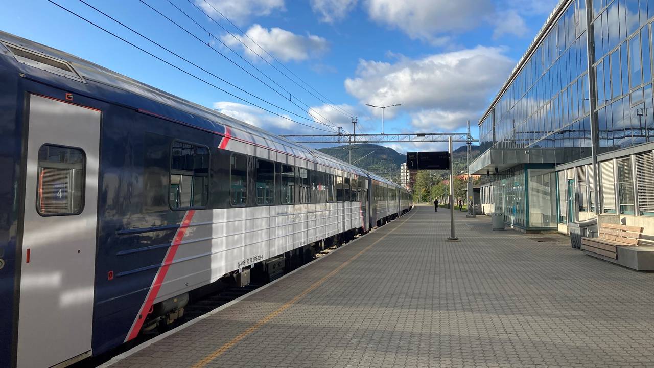 På Lillehammer stasjon står toget stille. Dovrebanen er stengt mellom Lillehammer og Ringebu fordi strømledningen er revet ned av trær som har blåst over ende i den sterke vinden.