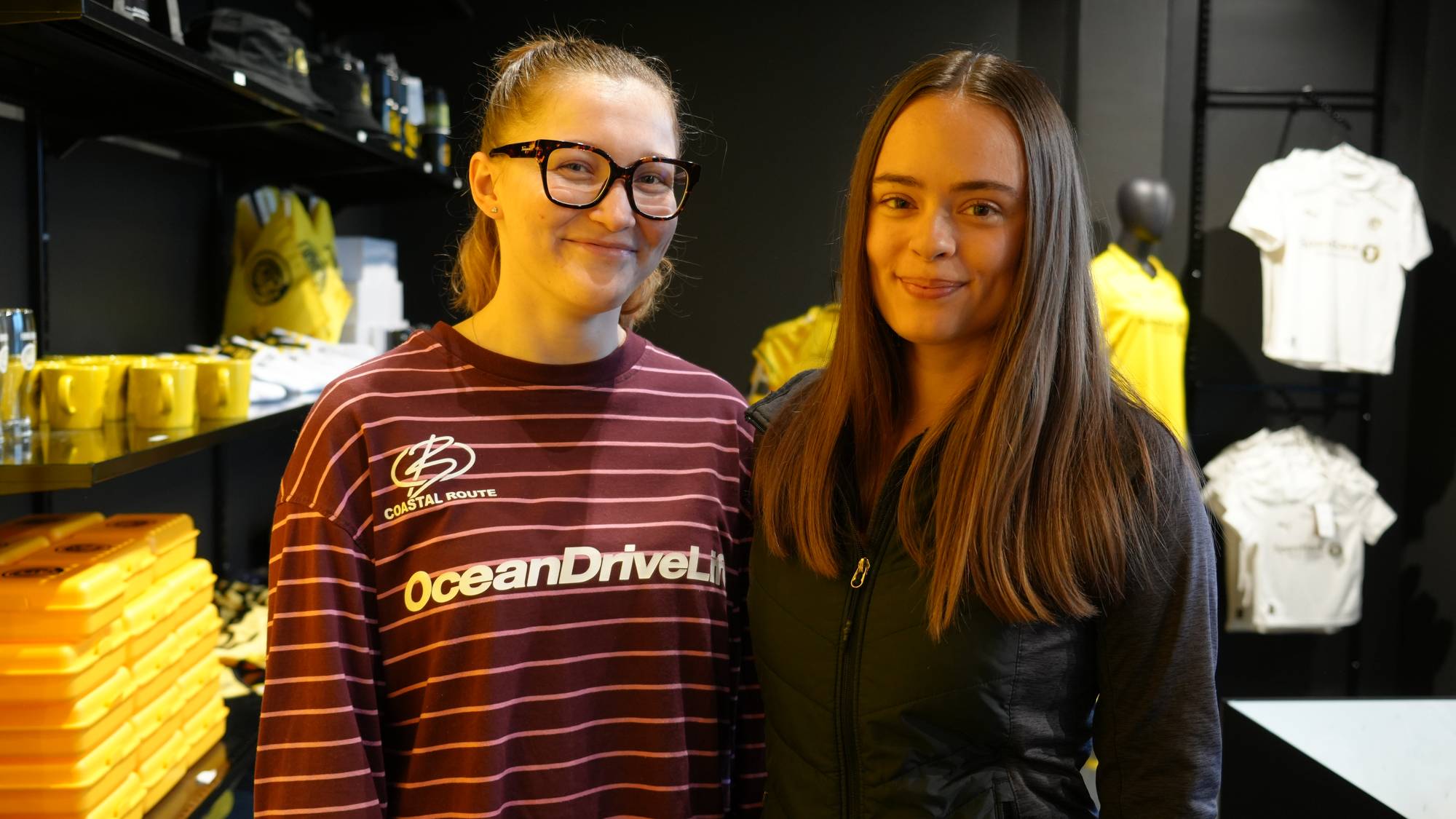 Turistene Lara Stettler og Elin Buecher fra Sveits.
