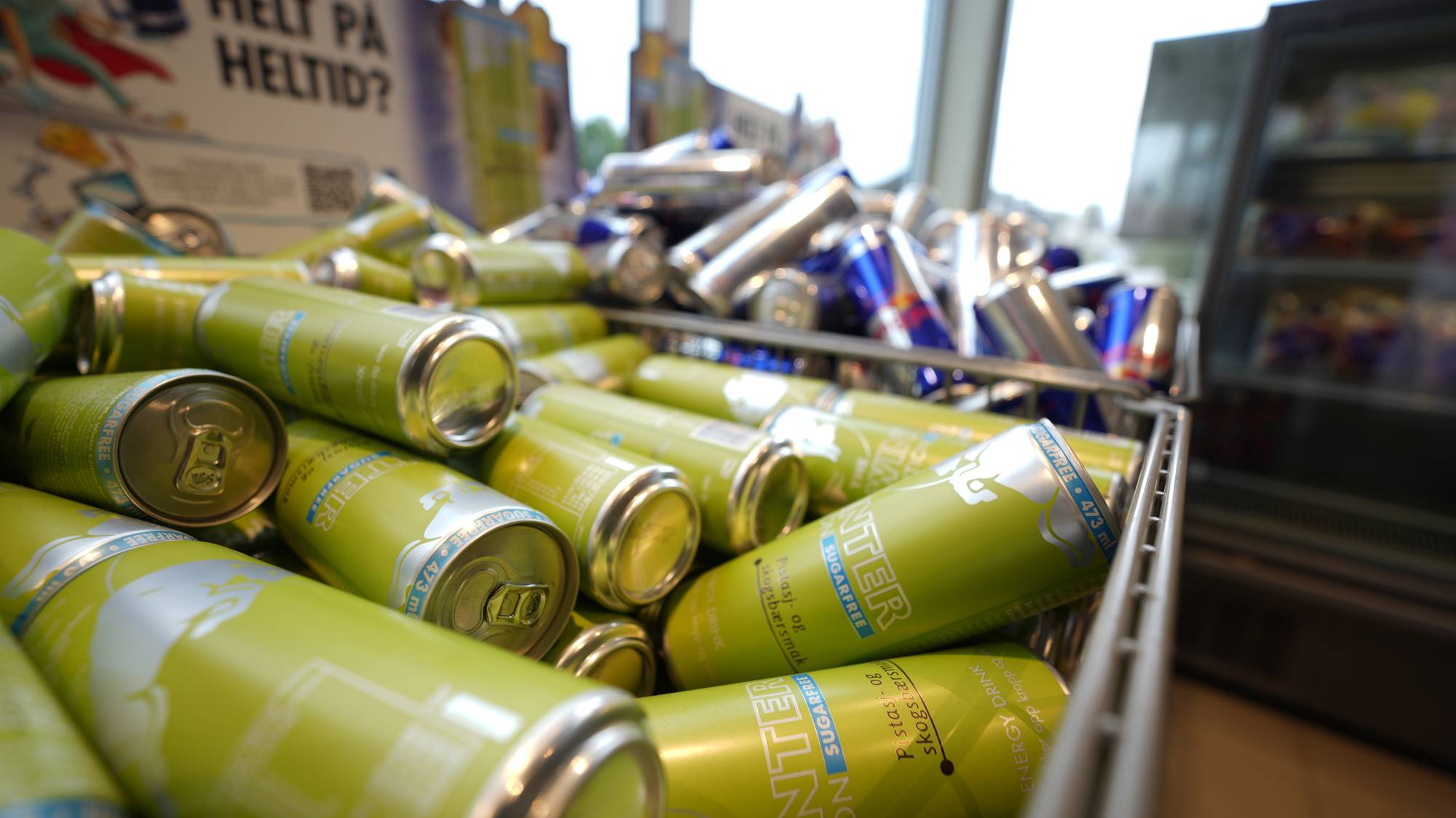 Mange bokser med redbull i en kurv