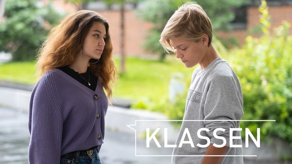Livet i klassen er som en berg- og dalbane av kjærlighet, vennskap og samhold. Norsk dramaserie.