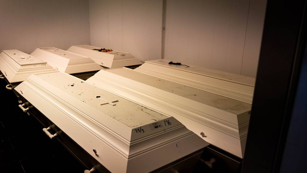 Kister i kø på krematoriet: Her førebur dei seg på tredobling av kremasjonar