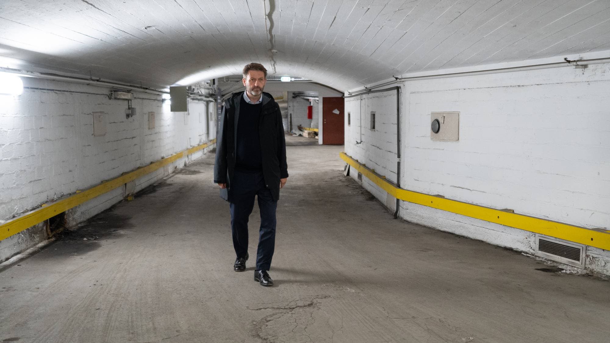 Byrådsleder Eirik Lae Solberg inne i et tilfluktsrom
