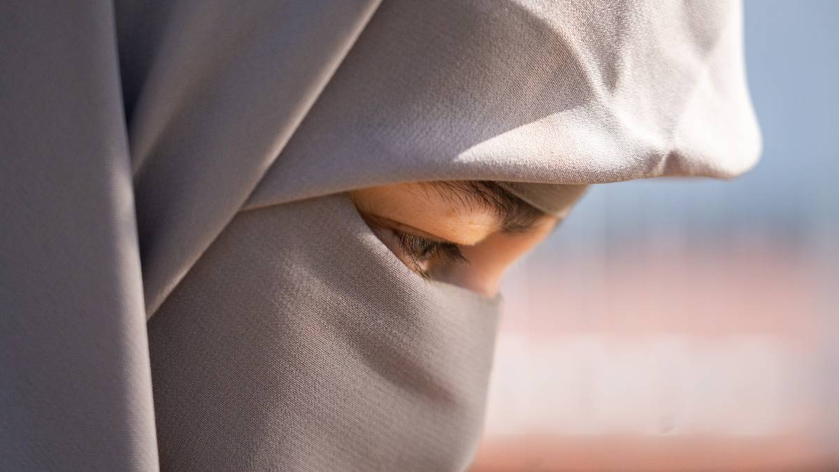 «Fatima» bruker nikab frivillig – Høyre-politiker ber partiet støtte forbud