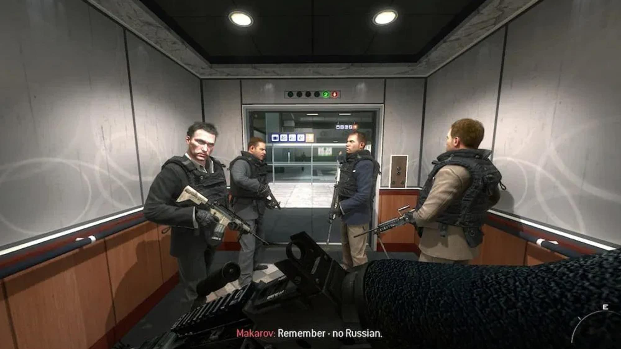 Bilde fra dataspillet «Call of Duty: Modern Warfare 2» fra 2009. Det viser fire bevæpnede personer på vei ut fra en heis på en flyplass. 