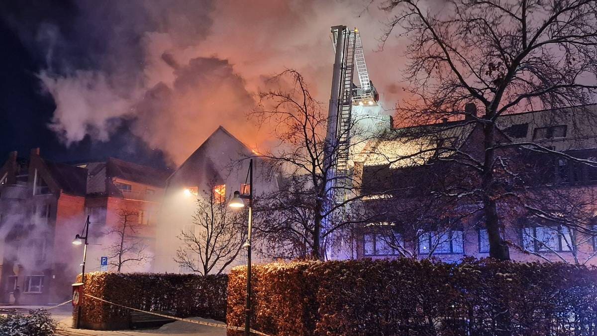 Large Fire in Fredrikstad: Building in Center Engulfed in Flames