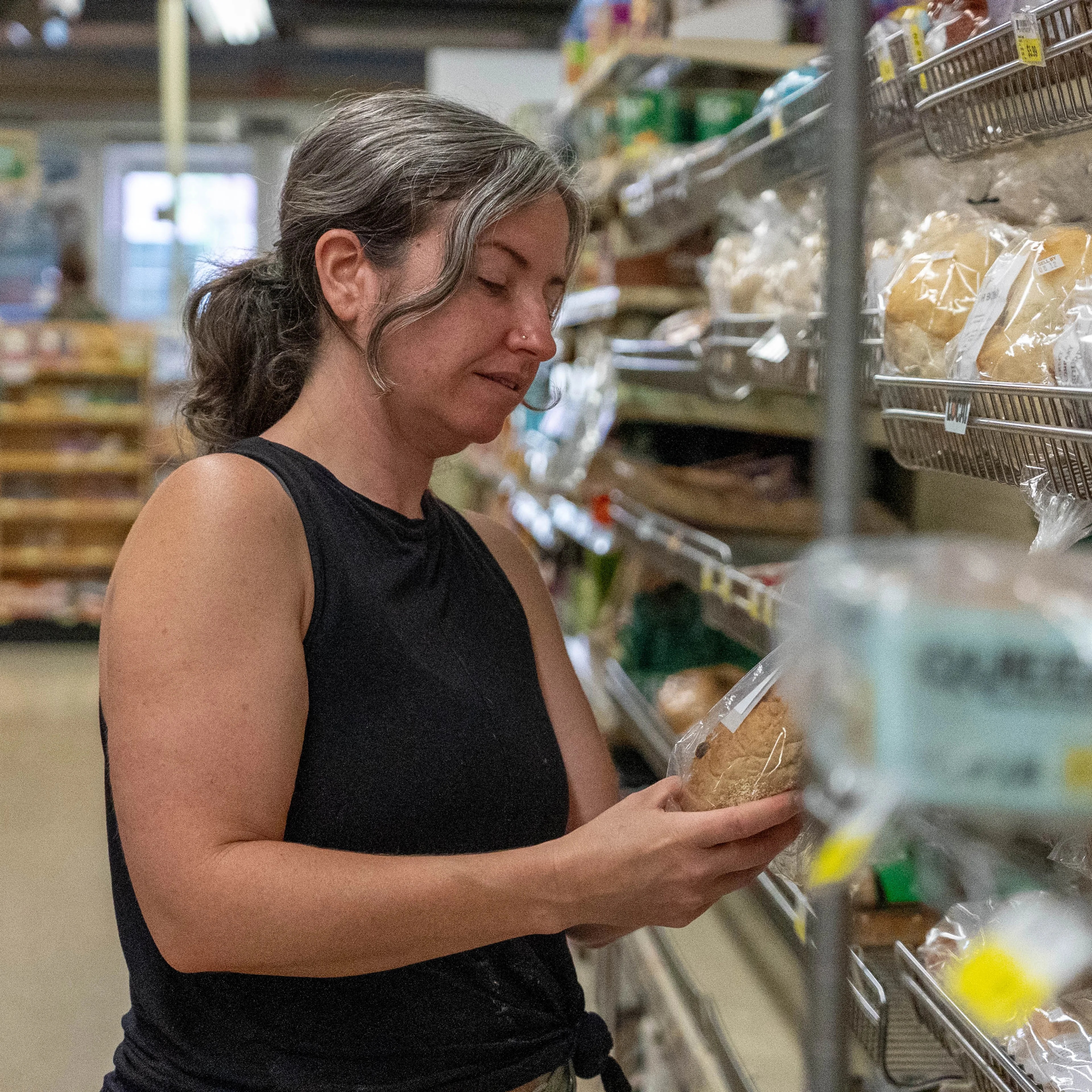 Jessica ser på brød i brødhylla i Pittsburgh.