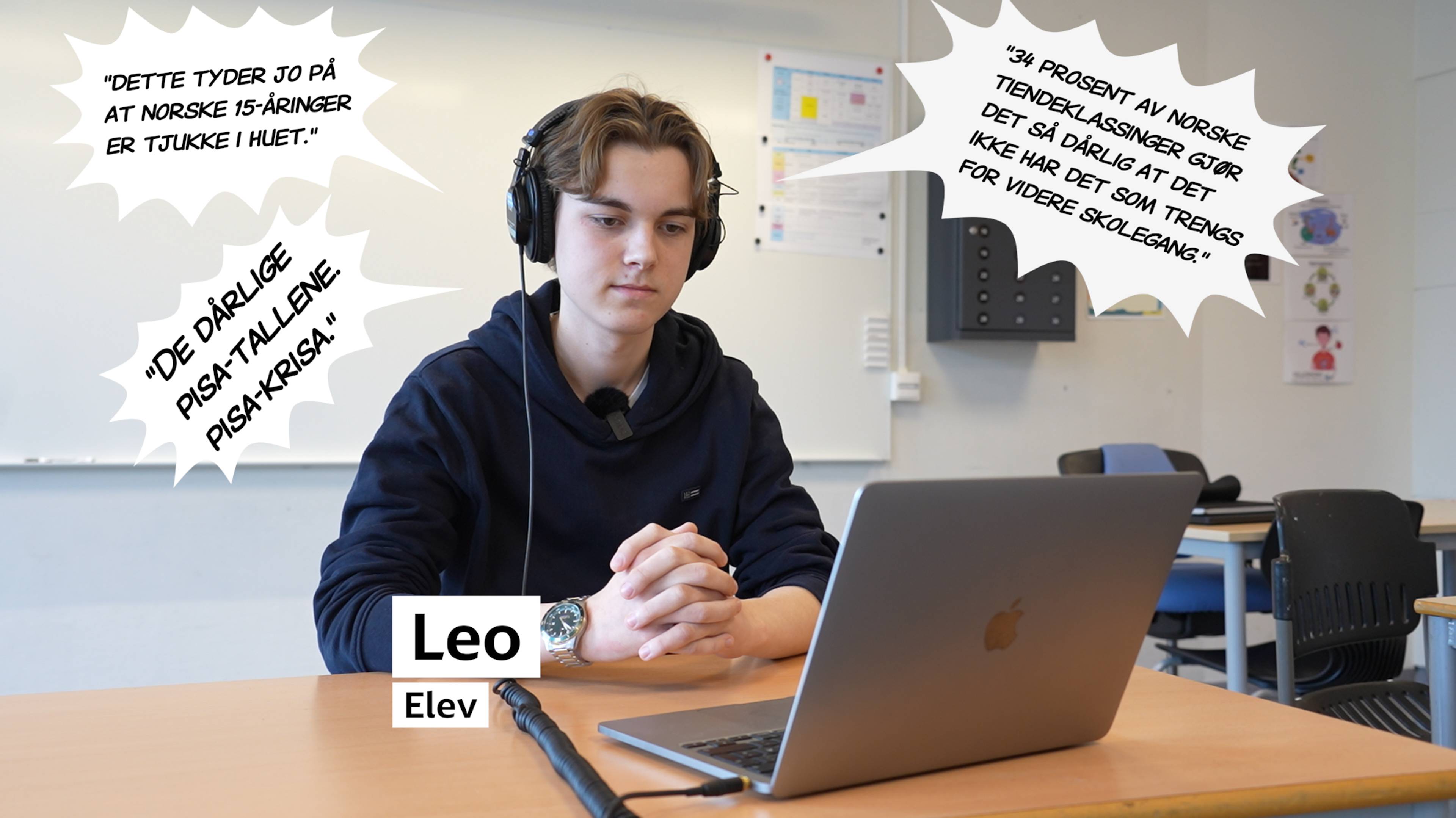 Illustrasjon av en elev med hodetelefoner foran en laptop, med tekstbobler om PISA-resultater. (Bildebeskrivelsen er laget av en KI-tjeneste)