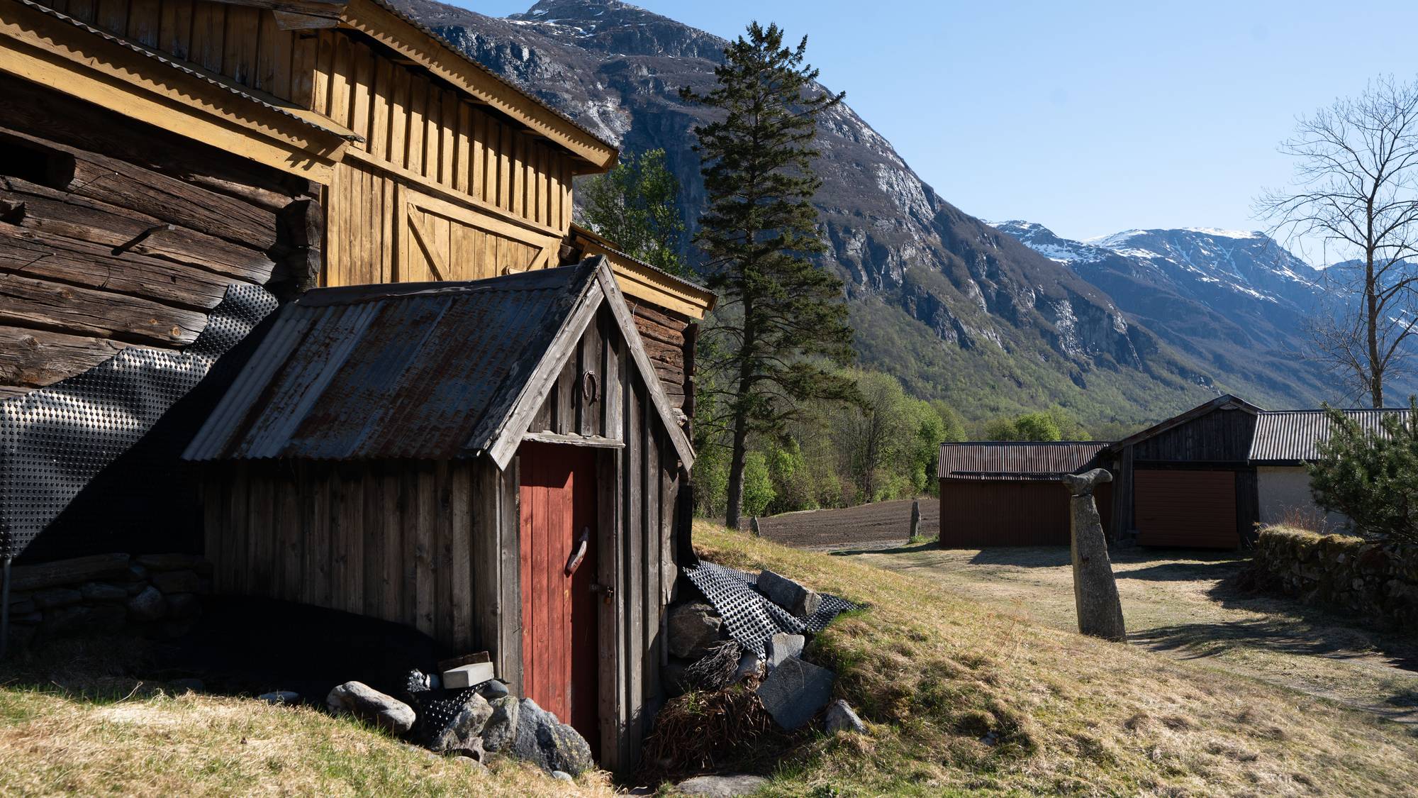 Gammelt tømmer og arkeologiske funn på Fladvad i Sunndal