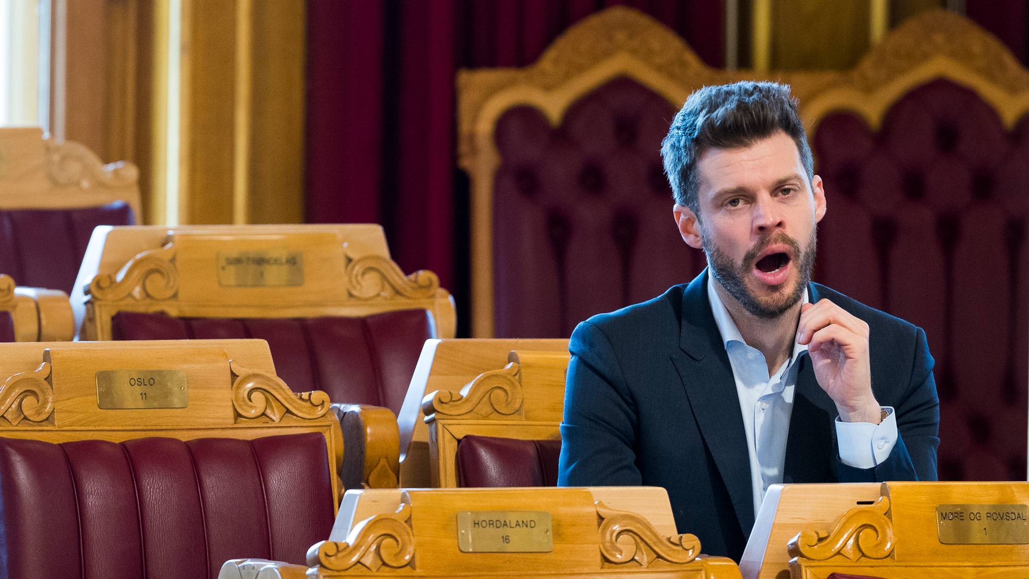 Bjørnar Moxnes sitter i en stol